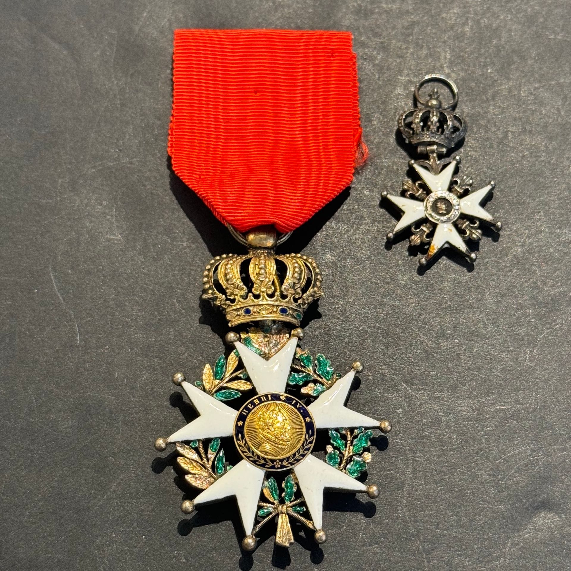 FRANCE 
ORDRE DE LA LÉGION D’HONNEUR et CROIX DU LYS. 
Ensemble de deux pièces :
- étoile de chevalier, en vermeil, or et émail. Ruban. Poinçon tête de lièvre. T.B. (éclats aux feuillages). 
- croix du Lys en argent et émail (petits éclats, à nettoyer). Poinçon au faisceau de licteur. T.B. à T.T.B.