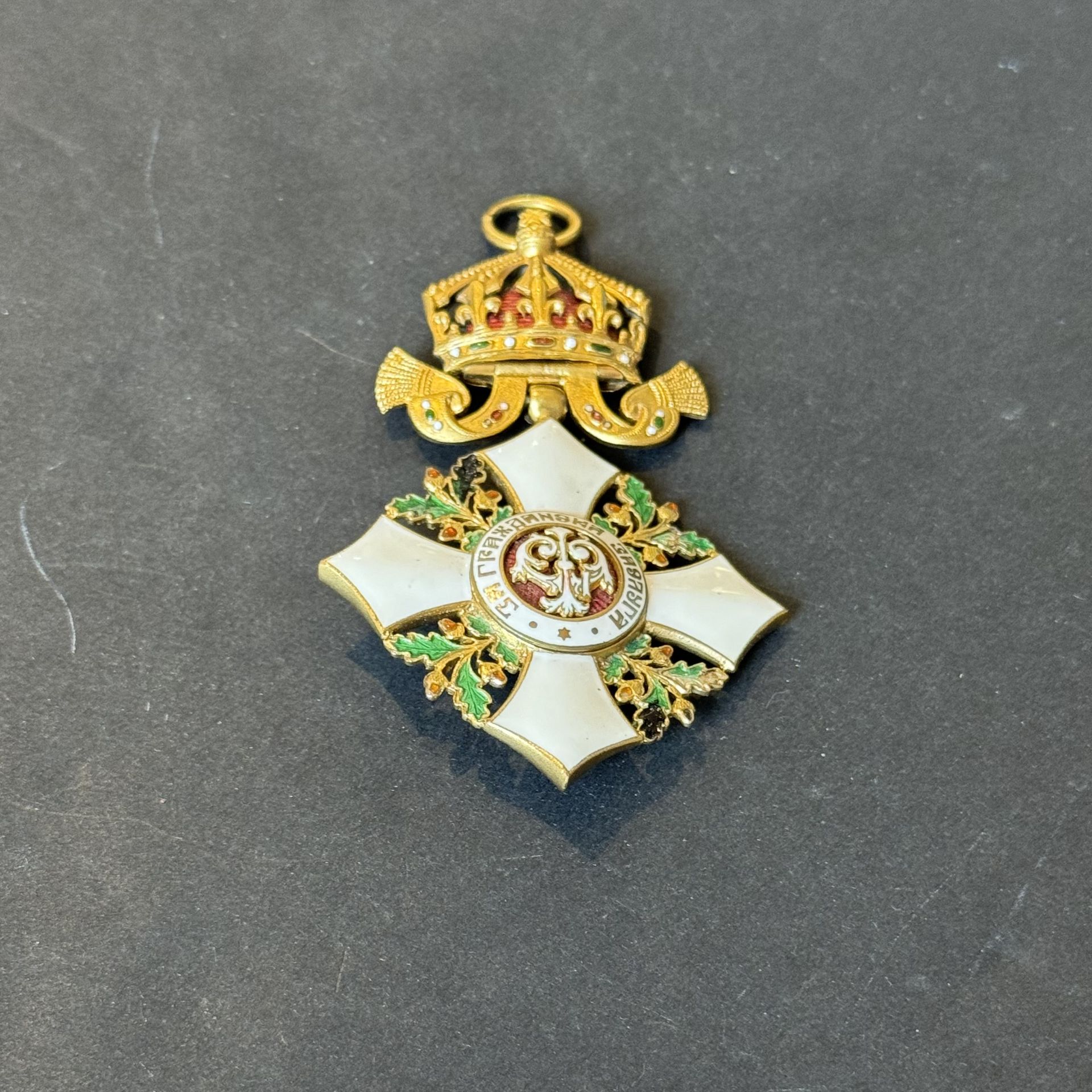 BULGARIE
ORDRE DU MÉRITE CIVIL
Insigne en métal doré et émail (petits éclats).
74 x 46 mm
T.T.B.
Dans un écrin.