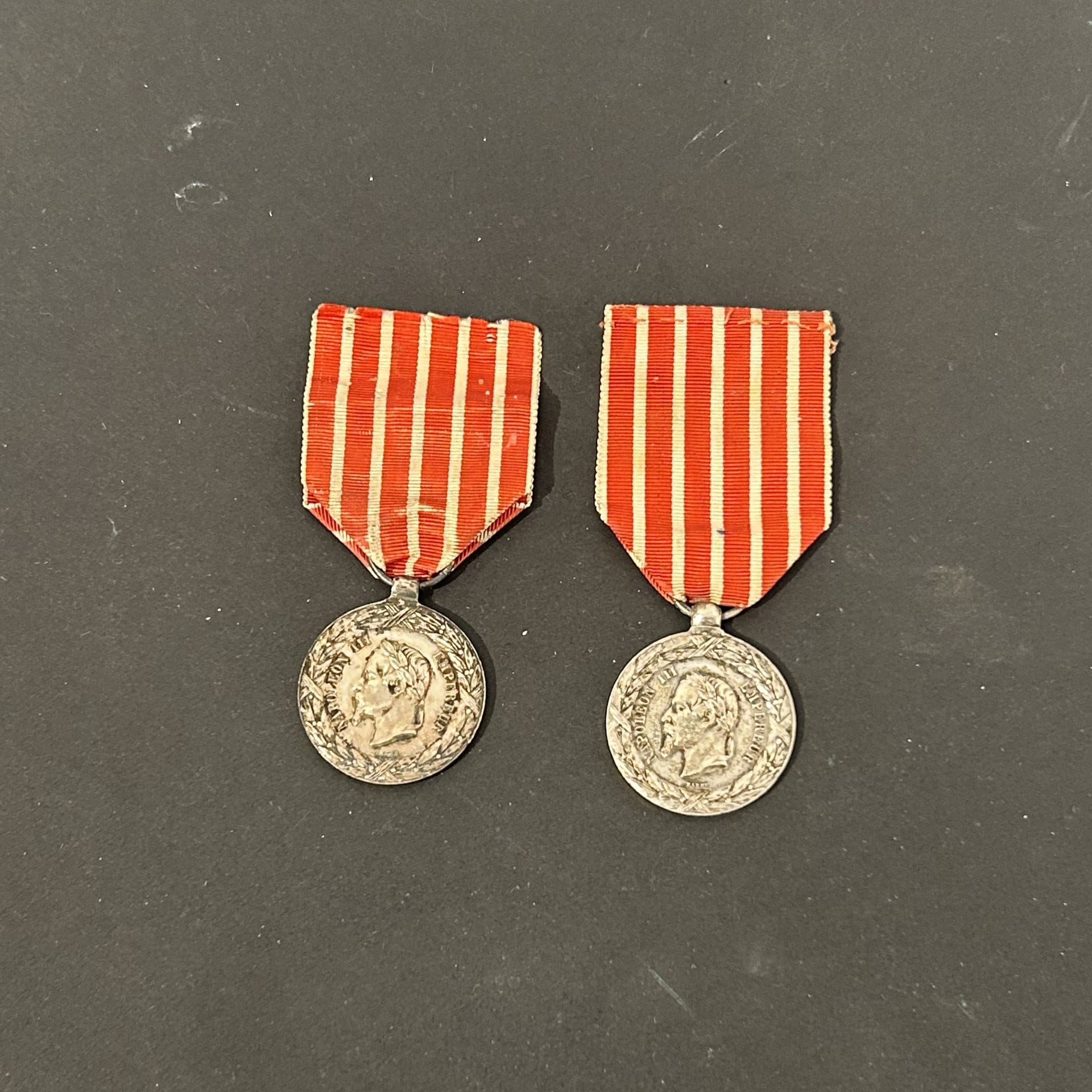FRANCE 
MÉDAILLE DE LA CAMPAGNE D’ITALIE 
Deux médailles du 2e type, par Barre. 
En argent. Rubans. Poinçons tête d’aigle. 
32 mm
T.T.B.