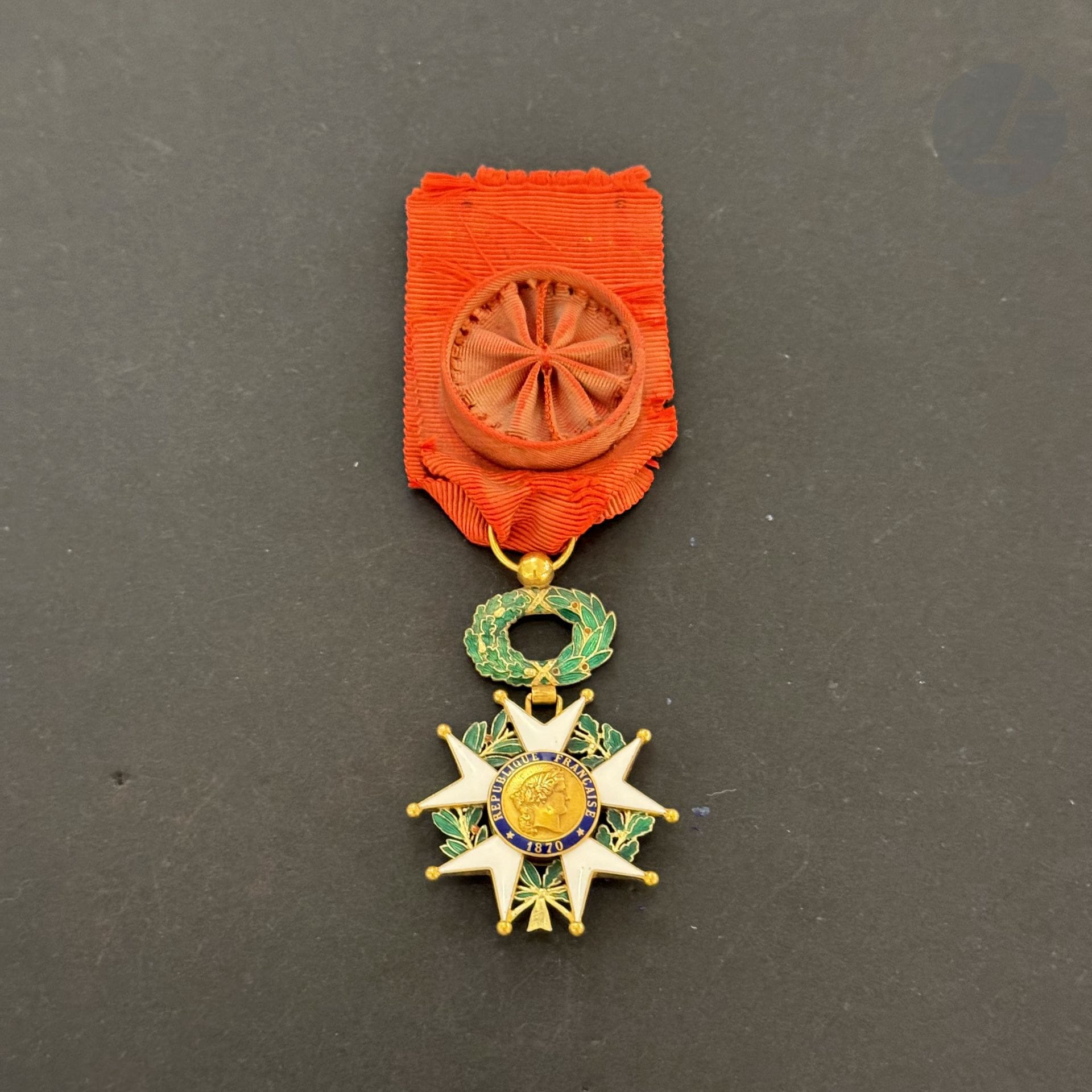 FRANCE 
ORDRE DE LA LÉGION D’HONNEUR, institué en 1802. 
Étoile d’officier IIIe République.
Or, émail, ruban à rosette. Poinçon tête d’aigle. 
55 x 41 mm - Poids brut : 16 g
T.T.B. (Petit coup à la pampille).