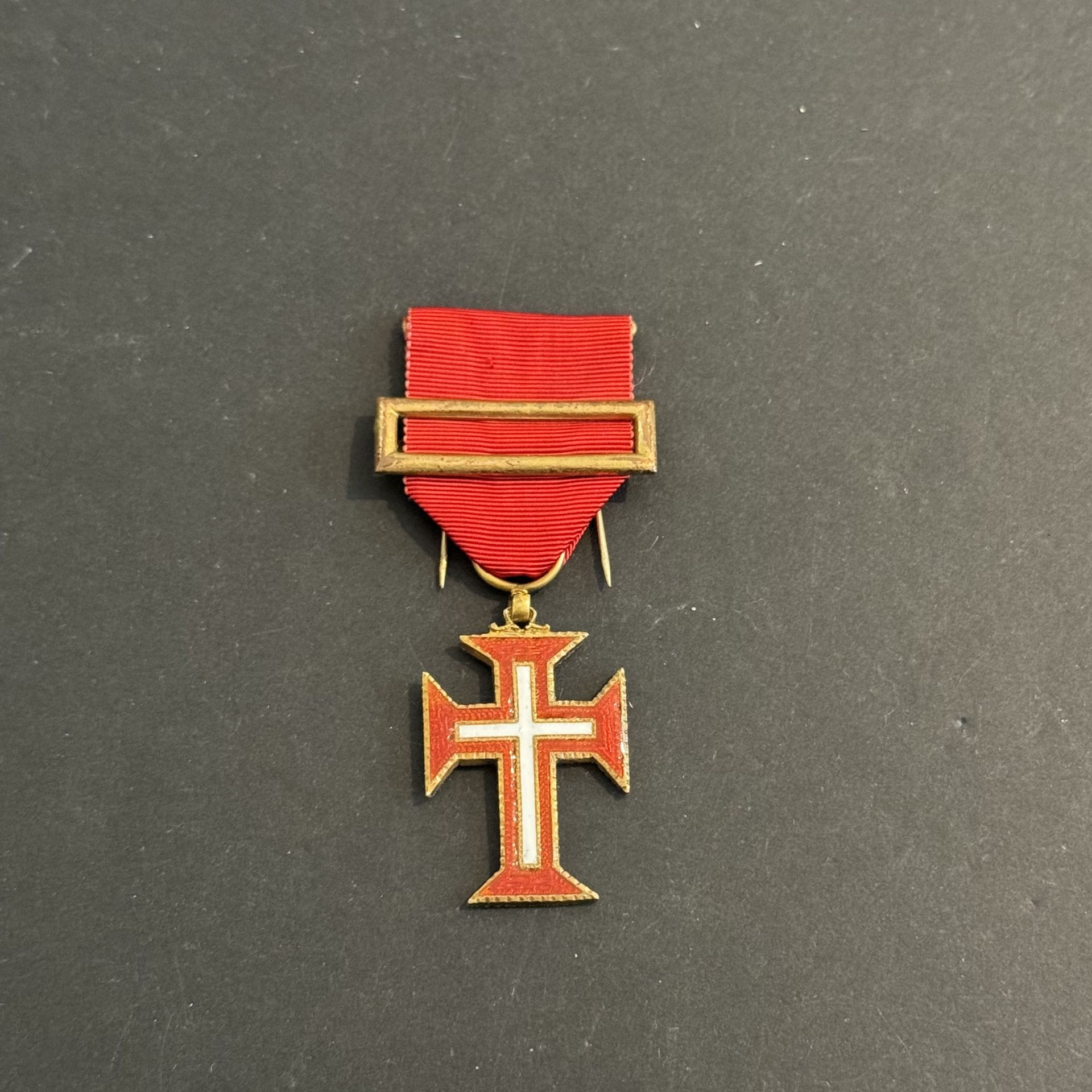 PORTUGAL
ORDRE DU CHRIST
Étoile de chevalier.
En vermeil et émail. Ruban avec agrafe. 
40 x 26 mm - Poids brut : 11,9 g
T.T.B.