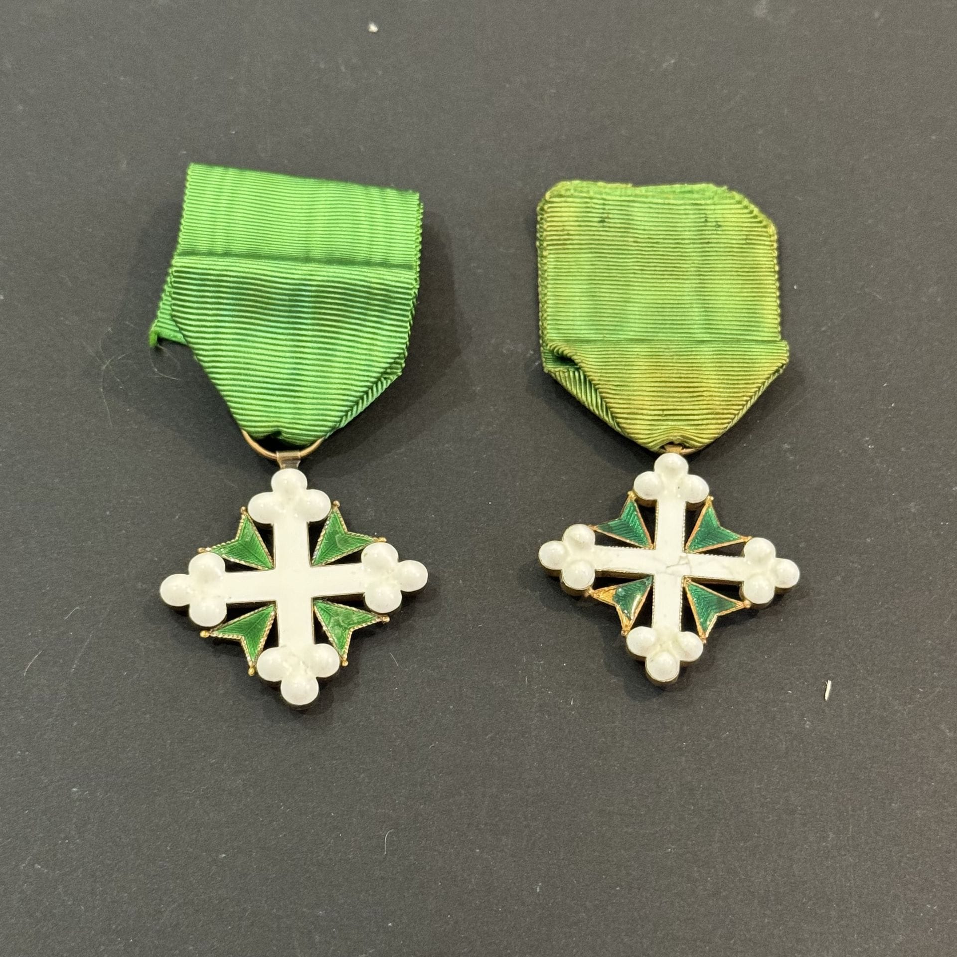 ITALIE
ORDRE DE SAINT MAURICE ET LAZARE
Deux étoiles de chevalier :
- en or et émail (éclats).
37 mm - Poids brut : 8,6 g
B.
- en vermeil et émail.
38 mm - Poids brut : 10,7 g
T.T.B.
Dans un écrin dépareillé.
