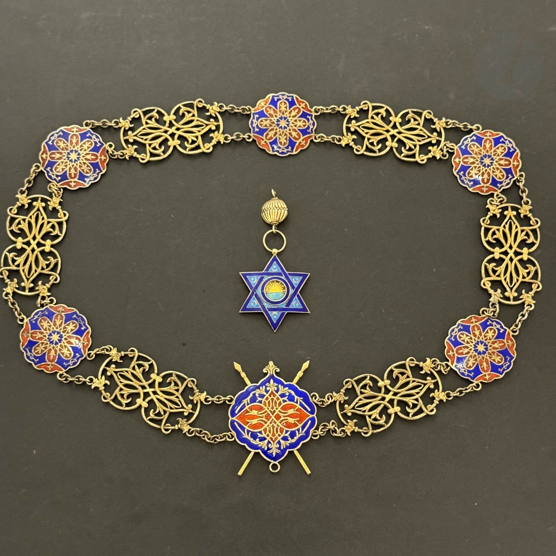 ESPAGNE, PROTECTORAT DU MAROC.
ORDRE DE LA MEHDAUIA, fondé en 1926, aboli en 1956. 
Collier de grand-croix en vermeil et émail composé de onze maillons figurant alternativement un large motif de rinceaux feuillagés ajourés et des médaillons à motifs mauresques émaillés. Un maillon central de forme chantournée, orné de lances croisées soutient l’étoile de l’ordre.
Bijou : 51 x 41 mm - Longueur du collier : 49,5 cm
Poids brut total : 260 g
T.T.B. à SUP.
Note : institué en 1937, le grand collier était réservé aux chefs d’État.

Lot vendu sur désignation, retrait disponible le vendredi 06 décembre.