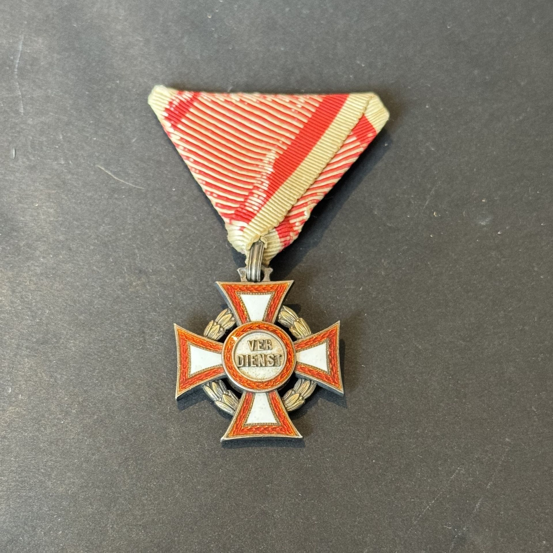 EMPIRE D’AUTRICHE 
Croix du mérite militaire. 
En argent, vermeil et émail. Anneau poinçonné. 
33 x 28 mm - Poids brut : 14,2 g
Ruban triangulaire. 
T.T.B.