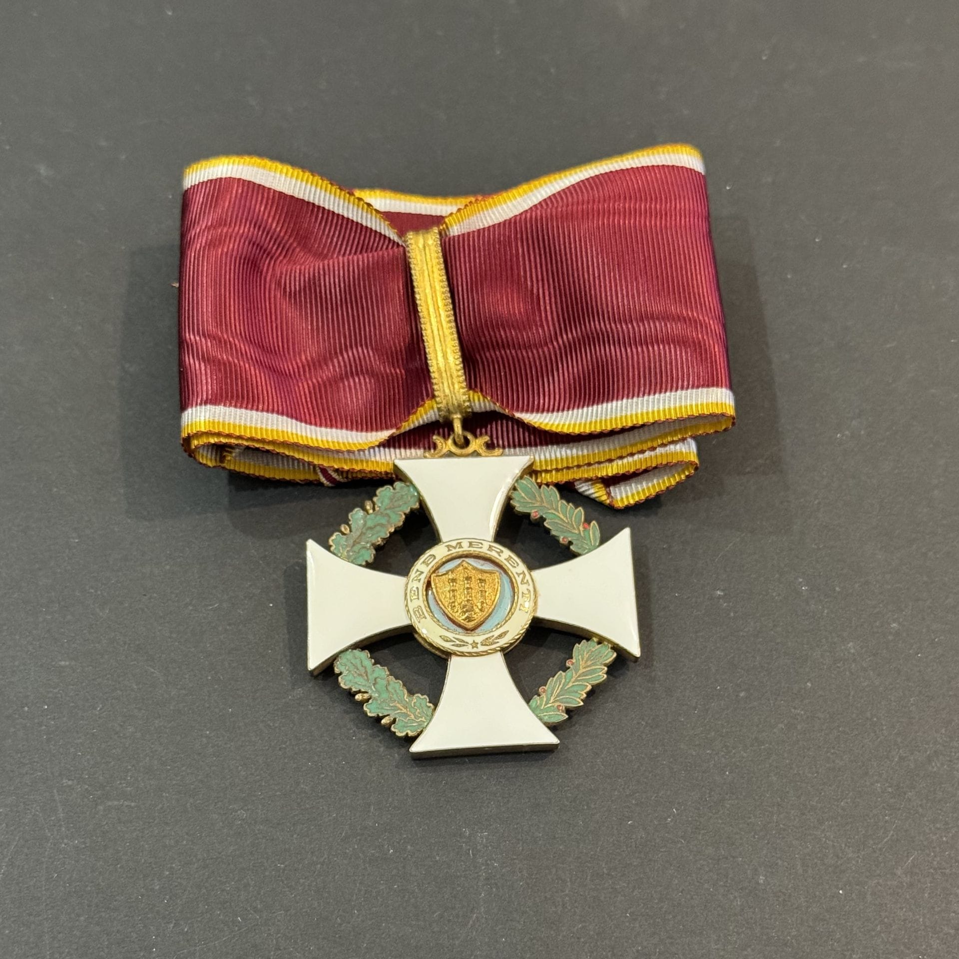 ITALIE (RÉPUBLIQUE DE SAN MARIN)
ORDRE DE SAINTE AGATHE
Croix de commandeur. 
En métal doré et émail. Cravate. 
55 x 50 mm
Dans son écrin de la Maison Cravanzola aux armes de San Marin.
