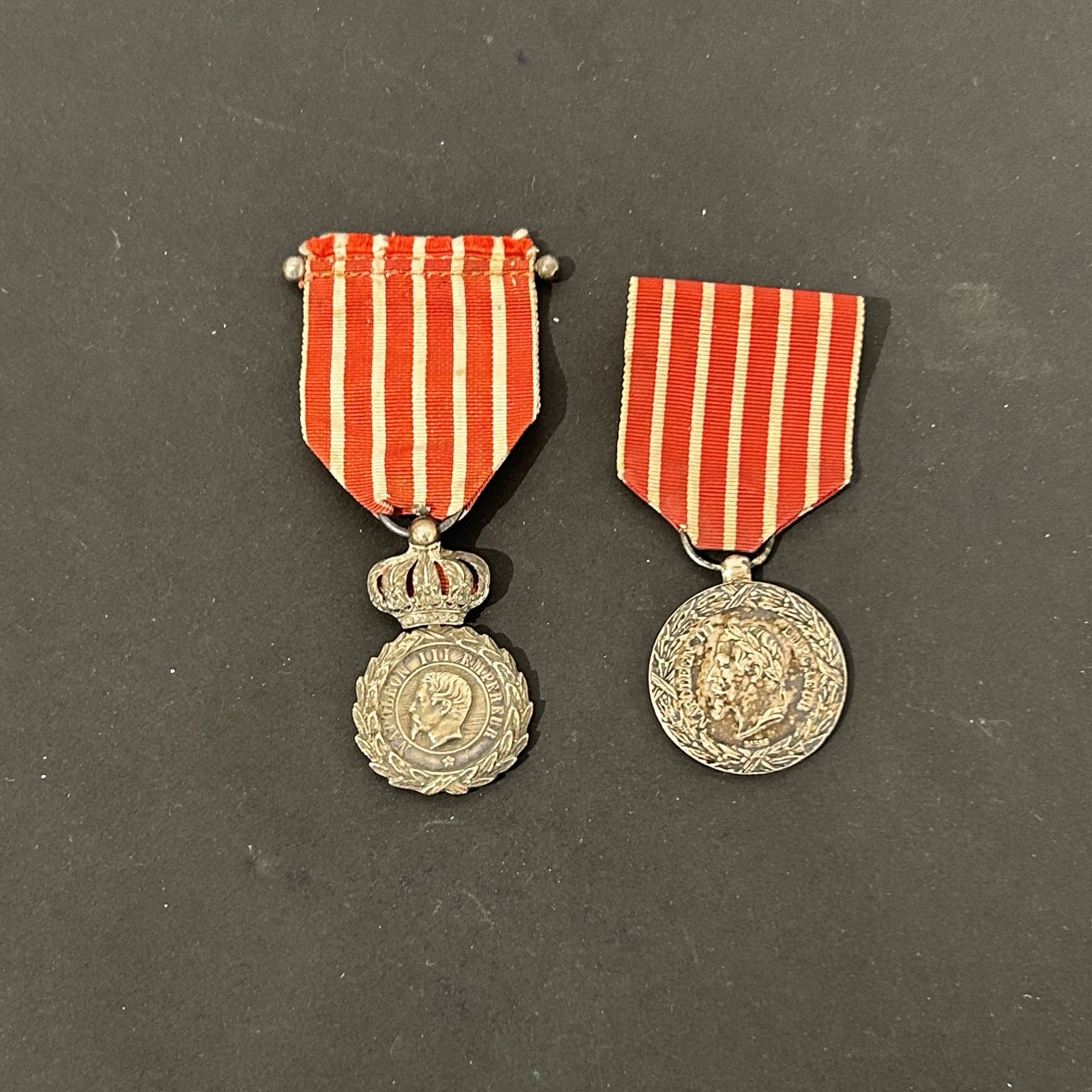 FRANCE 
MÉDAILLE DE LA CAMPAGNE D’ITALIE 
Deux médailles : 
- une du 1er type, sous couronne.
En argent. 47 x 26 mm. Ruban avec attache. 
- une du 2e type par Barre. En argent. Poinçon rectangulaire tête d’aigle. Ruban avec crochet. 
Avec papier d’attribution à Achille Lefèvre.