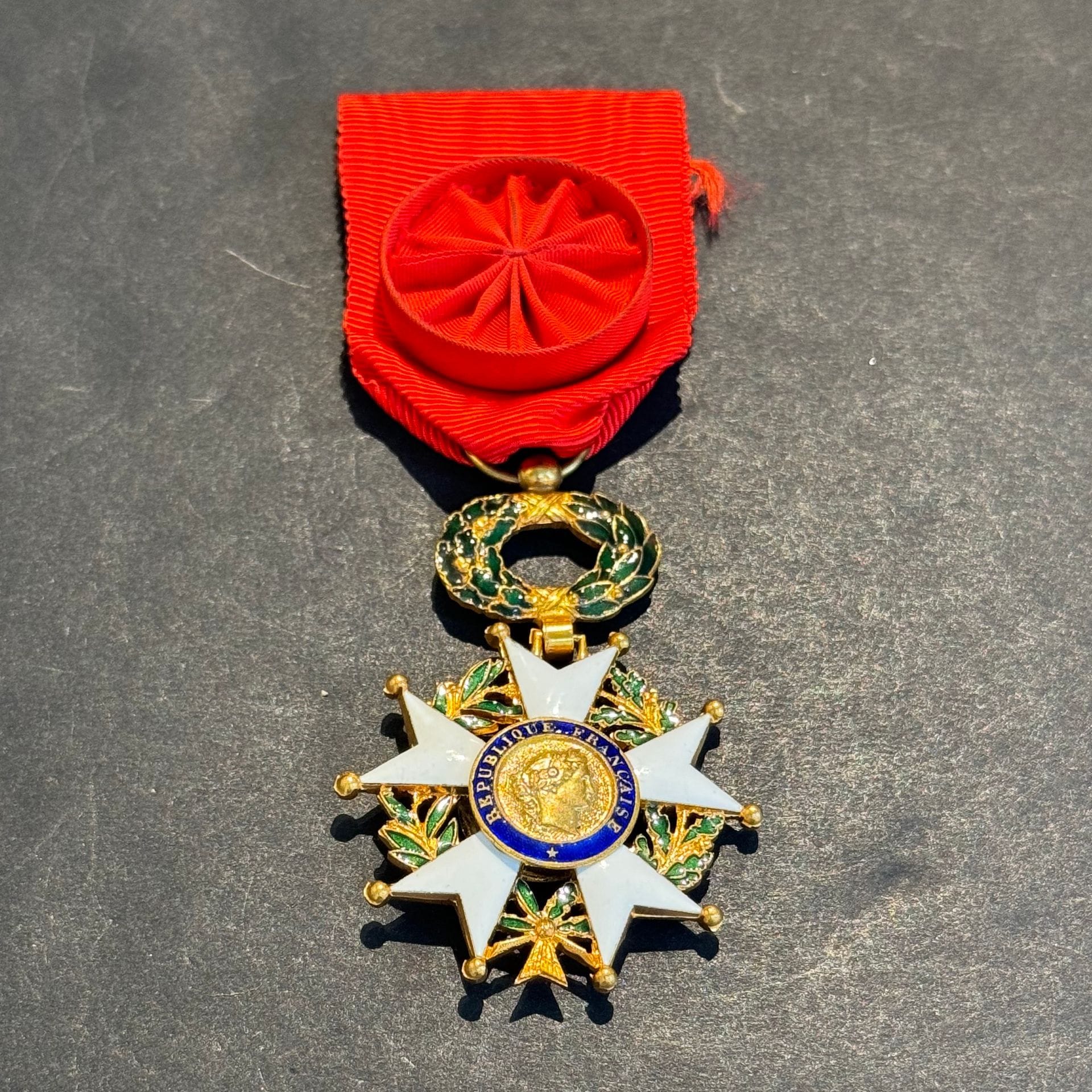 FRANCE 
ORDRE DE LA LÉGION D’HONNEUR 
Étoile d’officier d’époque Ve République. 
Métal doré et émail. Dans un écrin. 
T.T.B. (Petites traces de colle au revers).