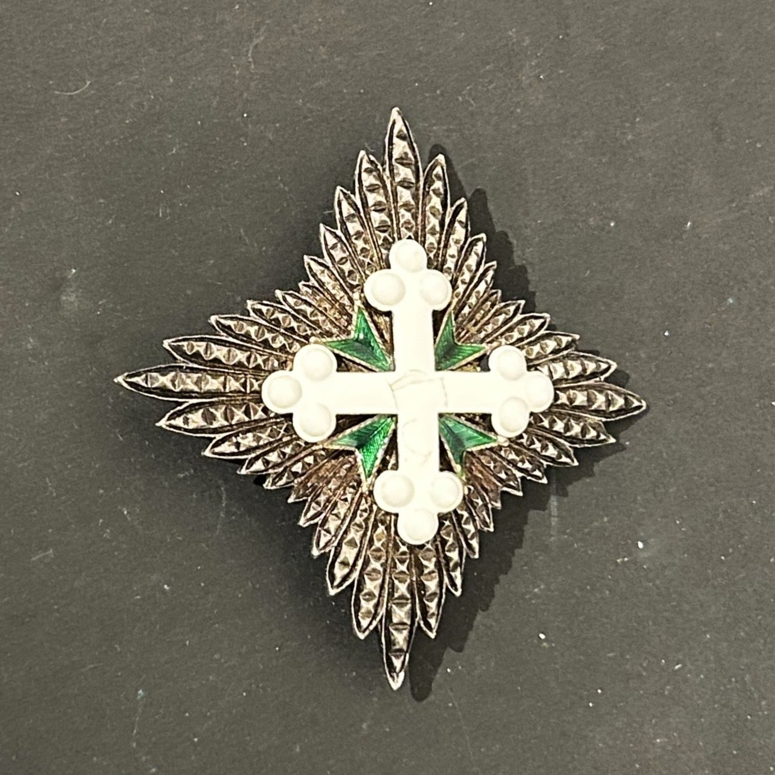 ITALIE
ORDRE DE SAINT MAURICE ET LAZARE
Plaque de grand officier en argent, vermeil et émail (éclats). Revers à attache basculante (manque la marque du fabricant).
75 mm
T.B.

Lot vendu sur désignation, retrait disponible le vendredi 06 décembre.
