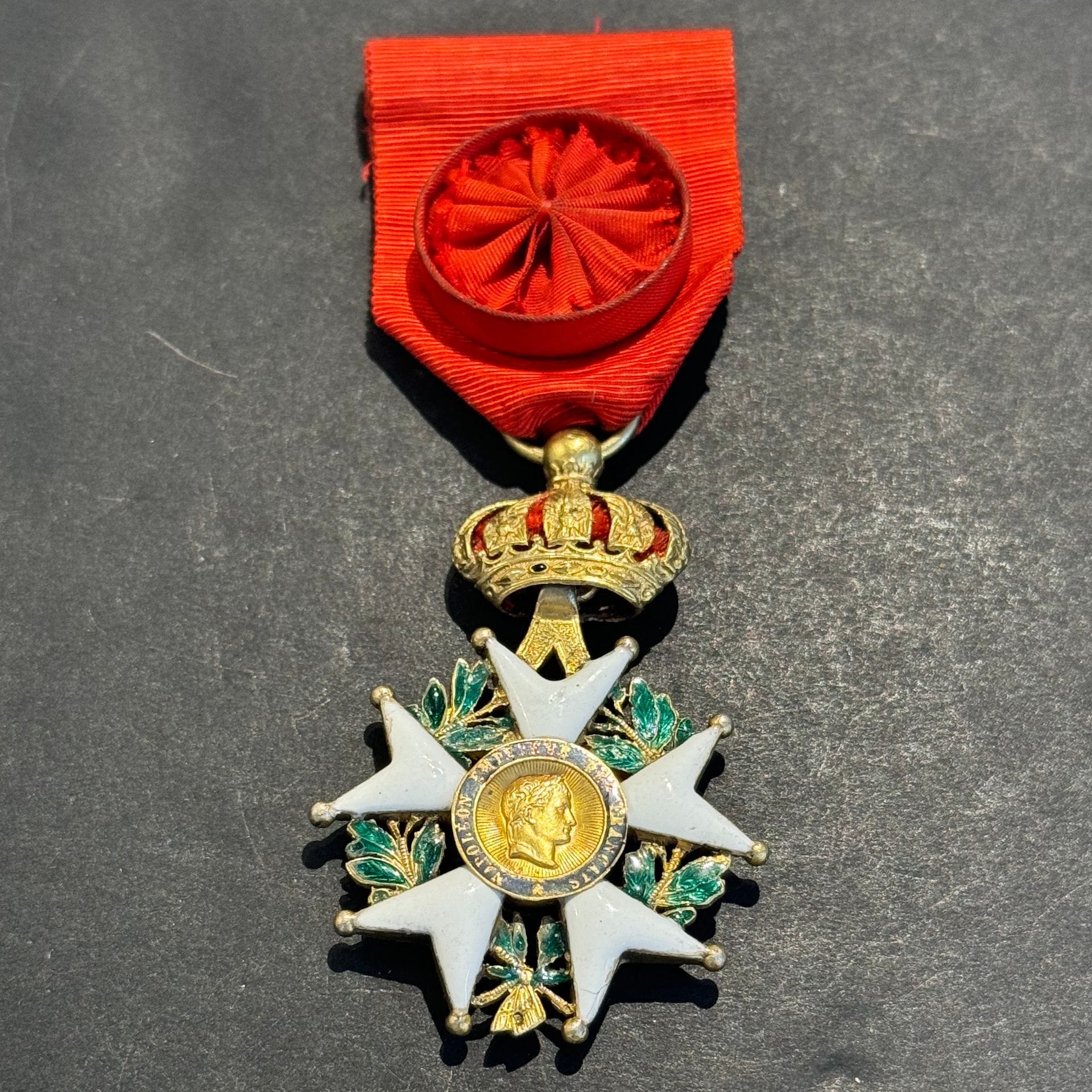 FRANCE 
ORDRE DE LA LÉGION D’HONNEUR. 
Étoile d’officier de type Second Empire en vermeil et émail. Poinçon tête de sanglier.
Dans l’état (un centre changé, réémaillé…).