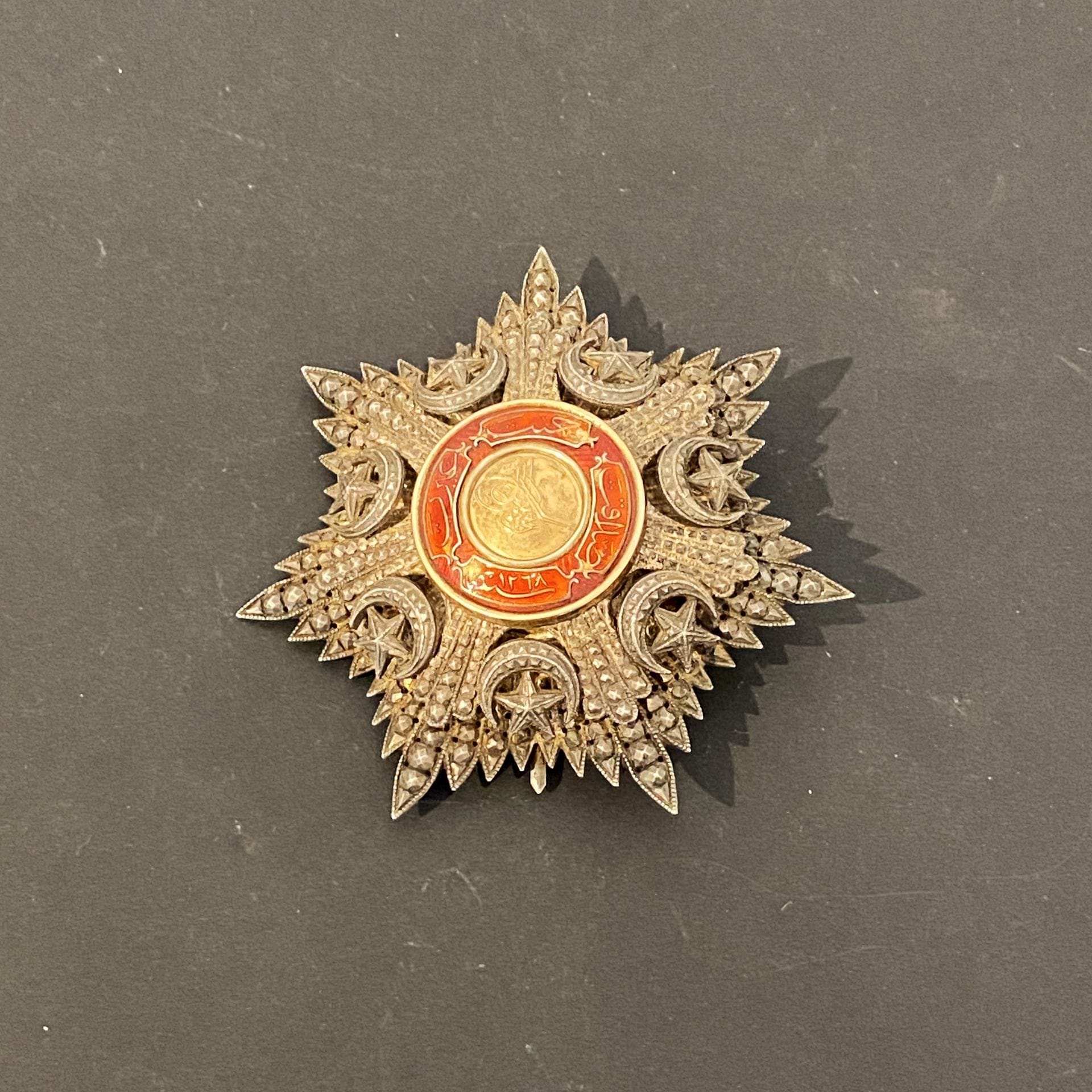 EMPIRE OTTOMAN
ORDRE DU MEDJIDIÉ
Plaque de grand-croix. 
En argent travaillé à pointes de diamant sur deux niveaux. Centre en or émaillé (petits éclats). Revers à deux crochets et attache basculante, avec poinçon de fabrication locale.
86 mm - Poids brut : 140 g
T.T.B.

Lot vendu sur désignation, retrait disponible le vendredi 06 décembre.