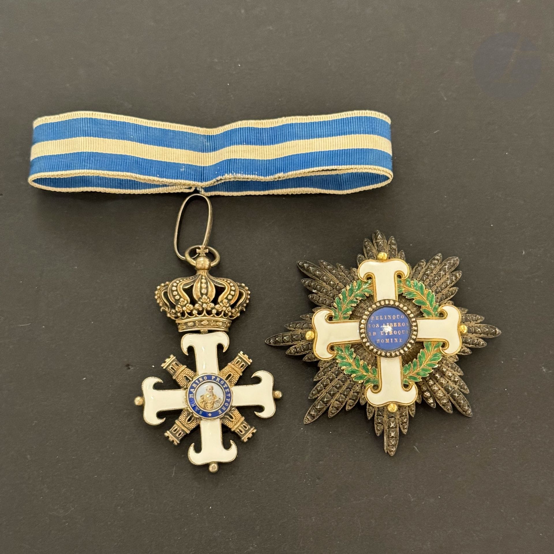ITALIE (RÉPUBLIQUE DE SAN MARIN)
ORDRE ÉQUESTRE DE SAN MARIN
Ensemble de grand officier comprenant :
- croix de commandeur en vermeil et émail. Fine cravate.
82 x 52 mm - Poids brut : 36 g
- plaque en argent, or, vermeil et émail, travailllée à pointes de diamant repercées (coup à une pointe). Revers à épingle basculante et deux crochets.
87 mm - Poids brut : 66 g

Lot vendu sur désignation, retrait disponible le vendredi 06 décembre.