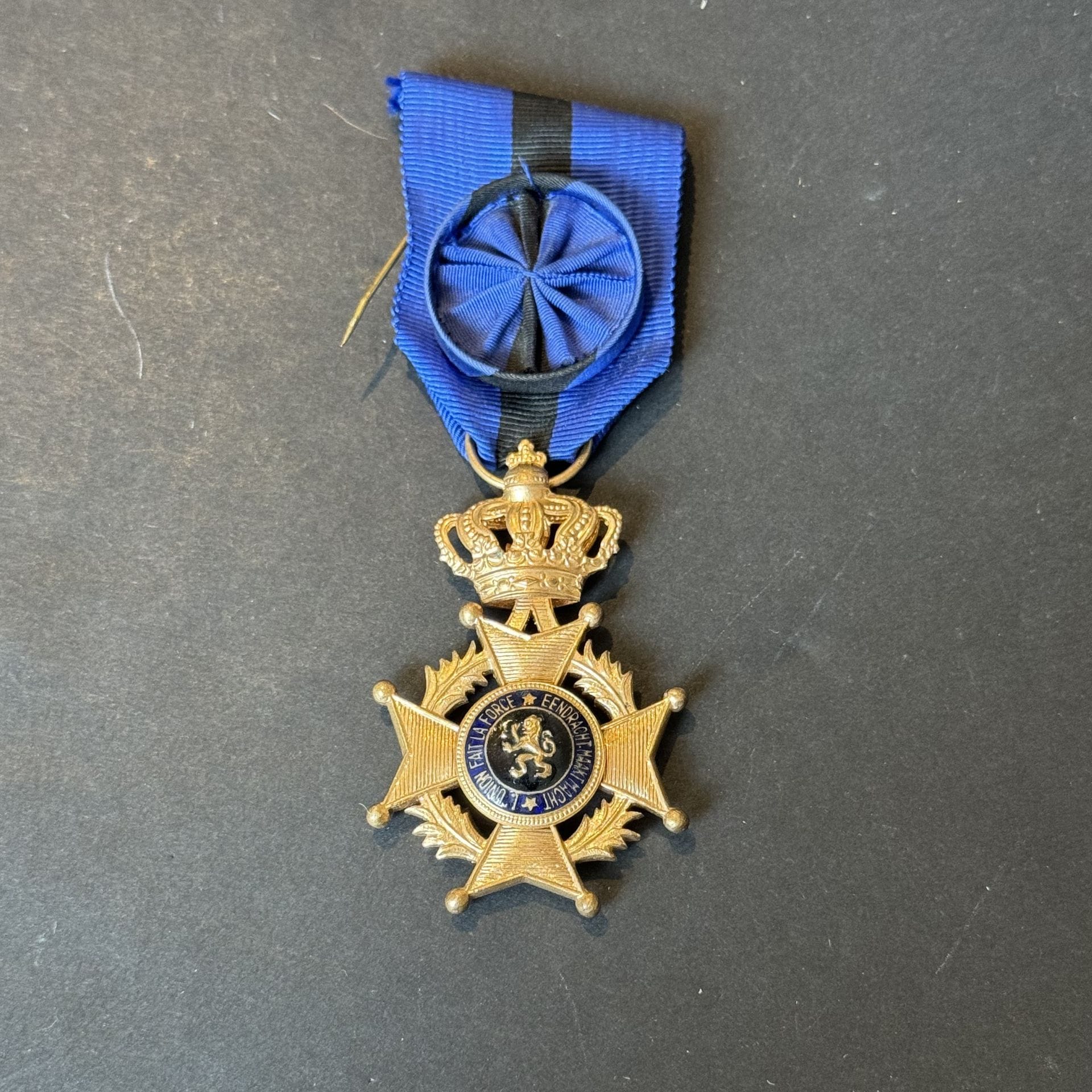 BELGIQUE
ORDRE DE LEOPOLD II
Croix d’officier en métal doré et émail. Légende bilingue. Ruban à rosette.
61 x 42 mm
T.T.B.