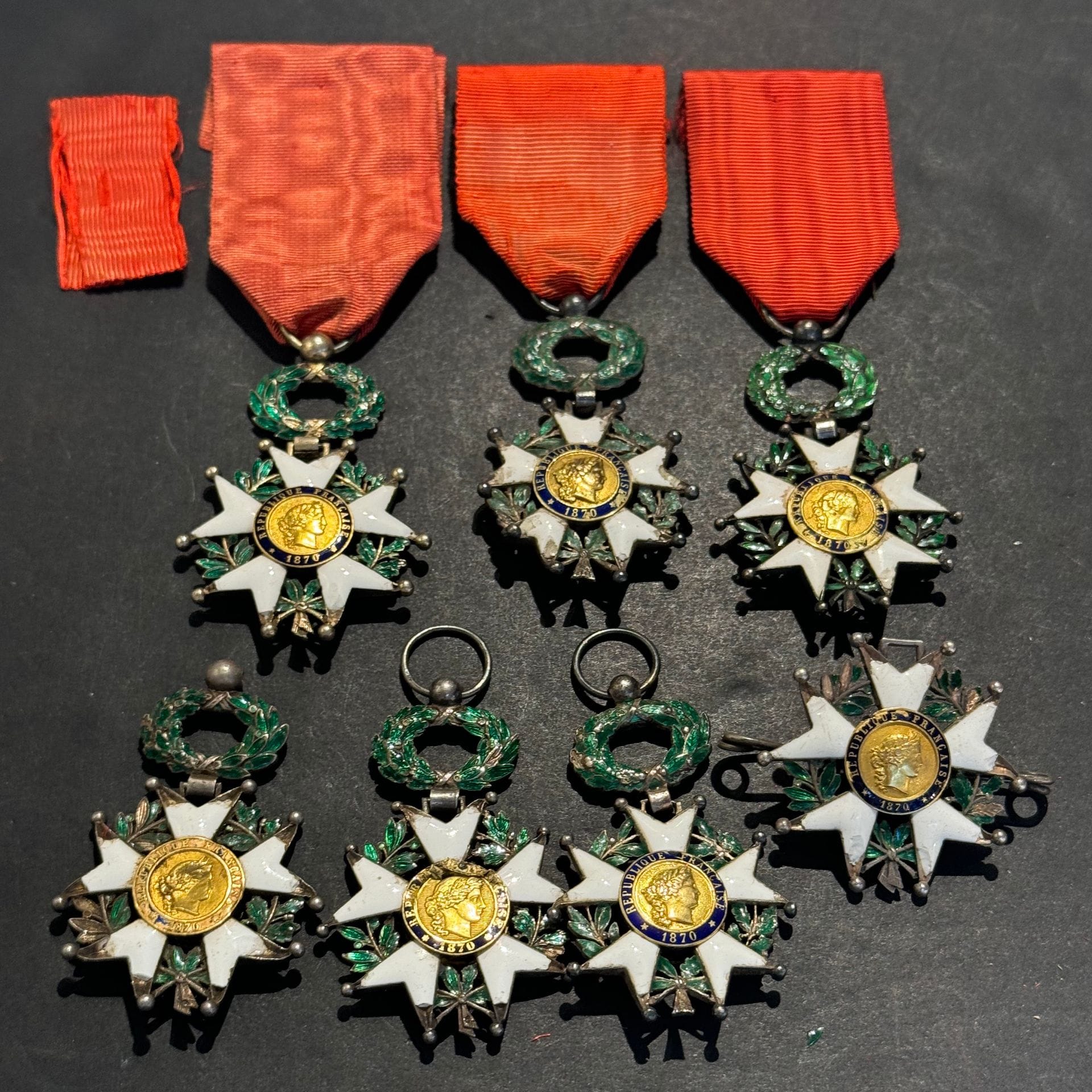 FRANCE 
ORDRE DE LA LÉGION D’HONNEUR 
Ensemble de sept étoiles de chevalier de la Légion d’honneur IIIe République. 
Argent et émail (éclats et accidents). Les centres en or émaillé. 
Dans l’état.