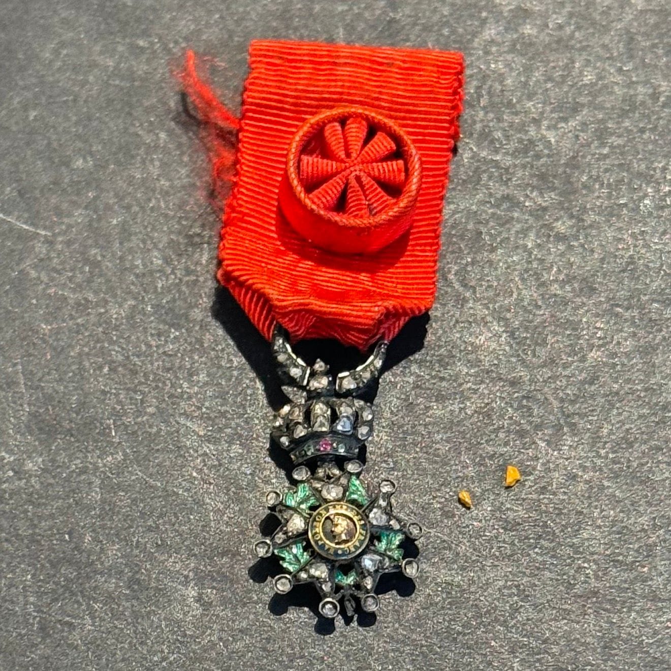 FRANCE 
ORDRE DE LA LÉGION D’HONNEUR 
Étoile de chevalier, miniature, modèle de luxe, garni de diamants, d’époque Second Empire. 
En argent, or et émail, richement garni sur l’avers de petits diamants, émaillé au revers. Traces de poinçon sur l’anneau. Ruban à passant d’attache. 
23 x 13 mm - Poids brut : 2,7 g
T.T.B. à SUP.