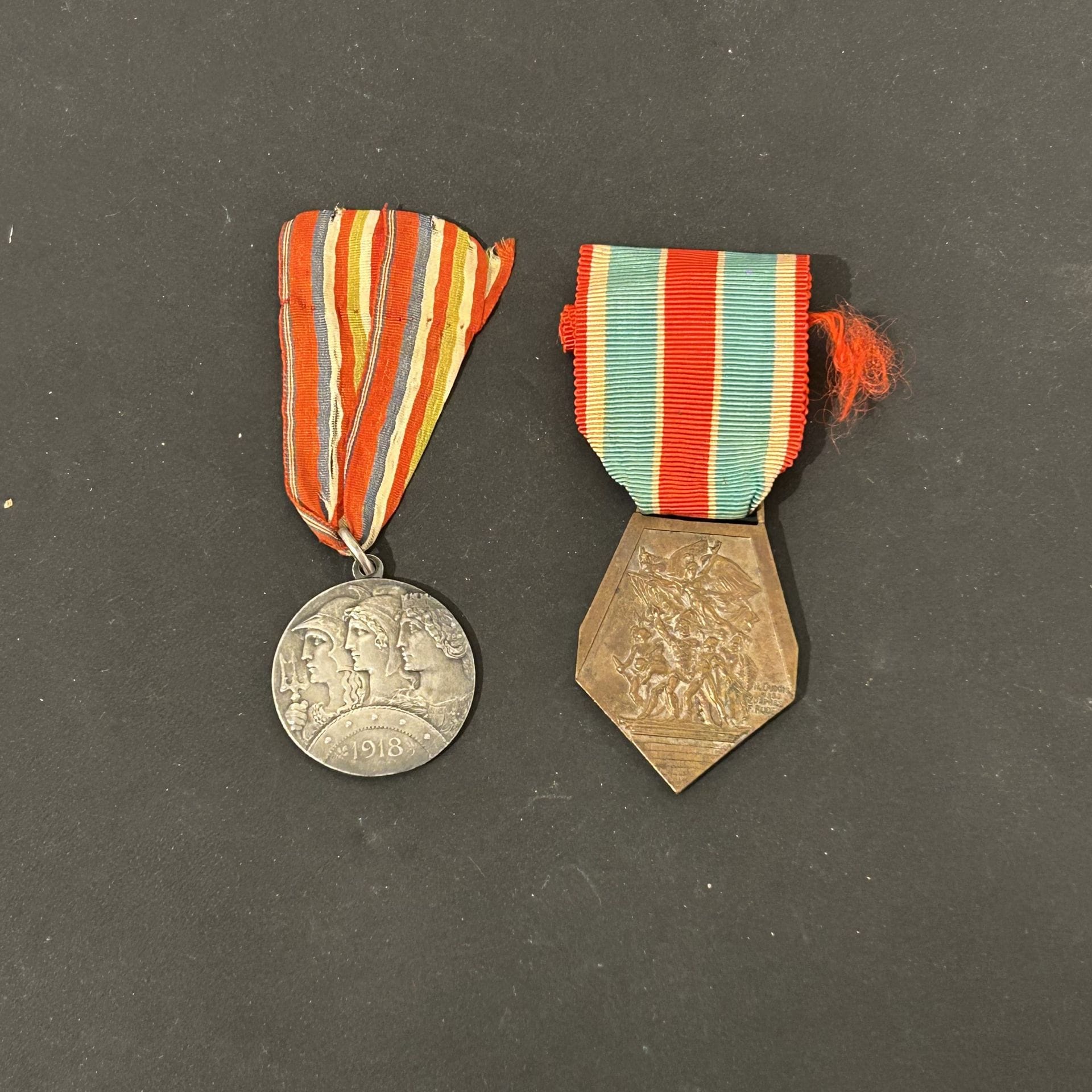 ITALIE 
Médaille « Nella fede fratelli e nella vittoria - Armata Altipiani » donnée aux officiers français, britanniques et italiens de la 6e armée en 1918. 
En argent. Ruban d’origine. 
31 mm
T.T.B. Vers 1924 
On y joint une médaille de la FNCV en bronze. Dans une boîte.