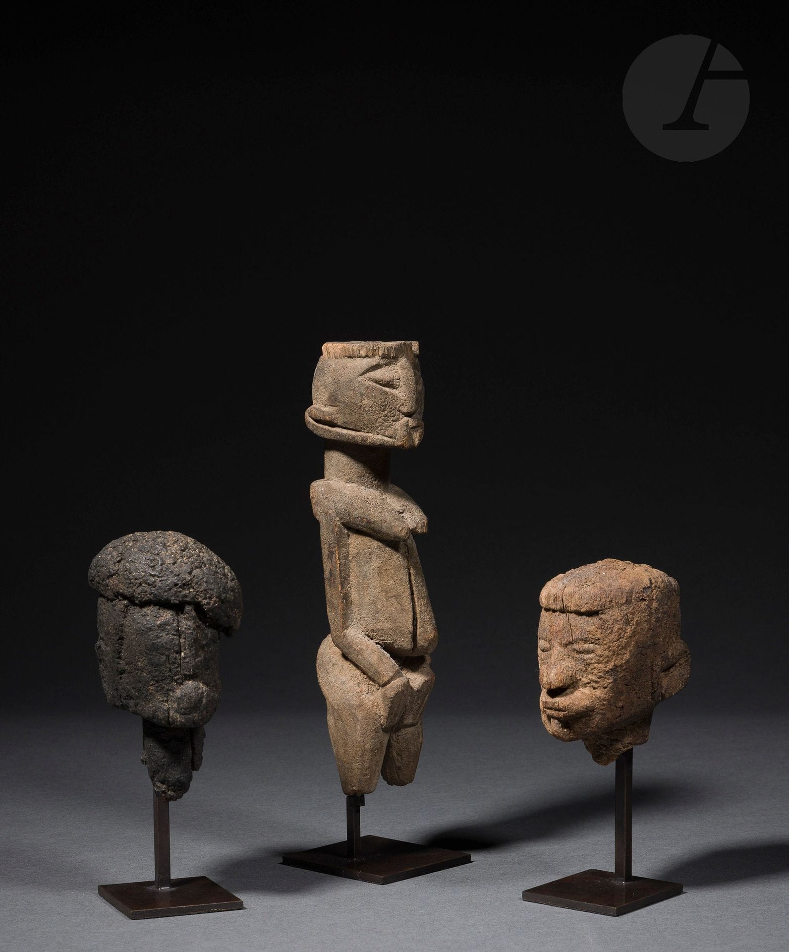 Un ensemble réunissant deux jolies têtes fragmentaires d’anciennes statuettes dont une du style caractéristique de n’duléri, d’une autre portant une coiffe tel un «béret» constituée de matière sacrificielle, et une statuette.
Dogon, Mali
Bois, manques visibles, fentes d’ancienneté, matières sacrificielles, belles et anciennes patines sacrificielles et d’usage.
H.:18,5cm (statuette); 8 et 10cm (têtes)

Provenance: 
Collection Jacques Viault, acquis à Sanga