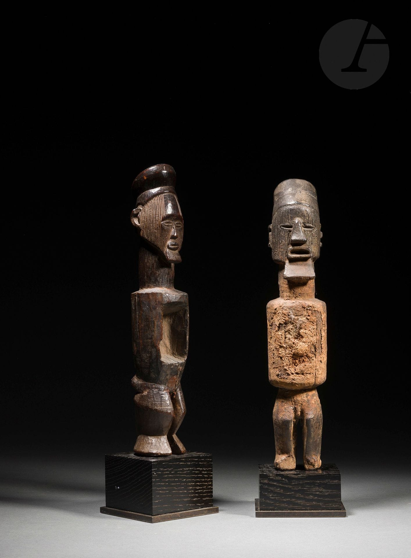 Un ensemble réunissant deux anciens «fétiches» buti, dont l’un d’un beau style au nez puissant a conservé sa charge rituelle bilongo d’une forme cylindrique, et l’autre laissant apparaître la cavité abdominale qui permettait de la recevoir originellement. Leurs visages sont finement scarifiés et arborent chacun une barbe caractéristique et des coiffes dite de style imwu.
Téké, République Démocratique du Congo
Bois, éléments constitutifs de la charge, matière sacrificielle, fentes d’ancienneté, érosions et manques visibles, très belles patines d’usage.
H.: 26,5 et 27cm

Provenance:
Collection Jacques Viault