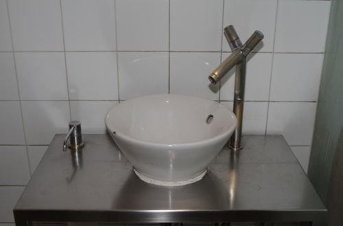 PHILIPPE STARCK (né en 1949)
Un lavabo du KONG.Inox et faïence.Complet de sa robinetterie.Accident à la vasque.110 x 70 x 40 cm Provenance: Le KONG Paris, entièrement aménagé par Philippe STARCK Important: Lot vendu sur désignation, photographie non contractuelle. Vente avec réserve d'usufruit au bénéfice du vendeur: le KONG se réservera l'usage du lot adjugé jusqu'au dimanche 21 avril 2013 à 9h afin d'assurer le service du samedi 20 avril au soir. Lots non disponibles le jour de la vente. Enlèvement des lots sur place le dimanche 21 avril 2013 de 9h à 11h ou retrait/livraison assurés par les Transports GAURIAT à la charge de l'acquéreur