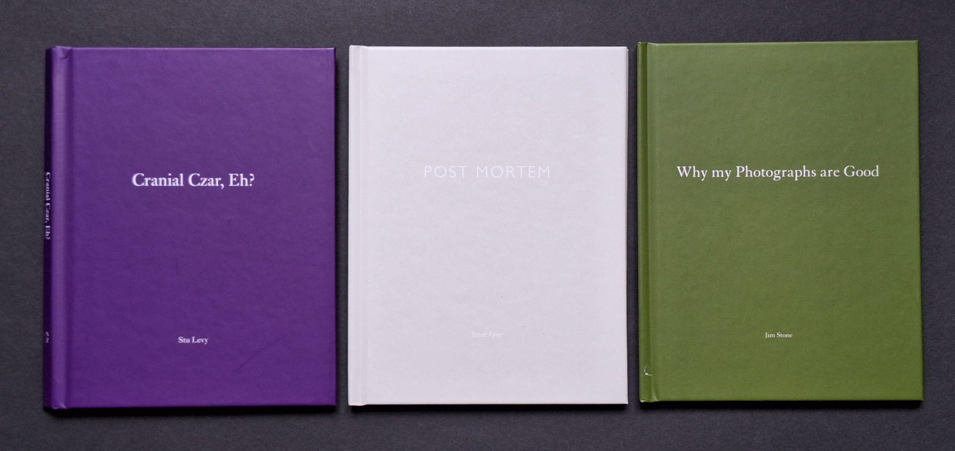 ONE PICTURE BOOK n°29, n°30 & n°33.
Trois ouvrages.

Jim Stone
*Why my Photographs are Good ? 
Nazraeli Press, 2005
Tirage à 500 exemplaires numérotés. 8 reproductions photographiques et une photographie originale, contrecollée sur un bord. Cartonnage vert avec titre en blanc. Sous pochette plastique de l'éditeur.

Carl Chiarenza
*Cranial Czar, Eh ? 
Nazraeli Press, 2005
Tirage à 500 exemplaires numérotés et signés. Avec une photographie originale, contrecollée sur un bord. Cartonnage violet avec titre en blanc. Sous pochette plastique de l'éditeur.

Steve Pyke
*Post Mortem
Nazraeli Press, 2005
Tirage à 500 exemplaires numérotés. 12 reproductions photographiques et une photographie originale, contrecollée sur un bord. Cartonnage beige avec titre en blanc. Sous pochette plastique de l'éditeur.

*La vente de ce lot sera soumise à la TVA sur la totalité (prix marteau + les frais) au taux de 5,5%.
