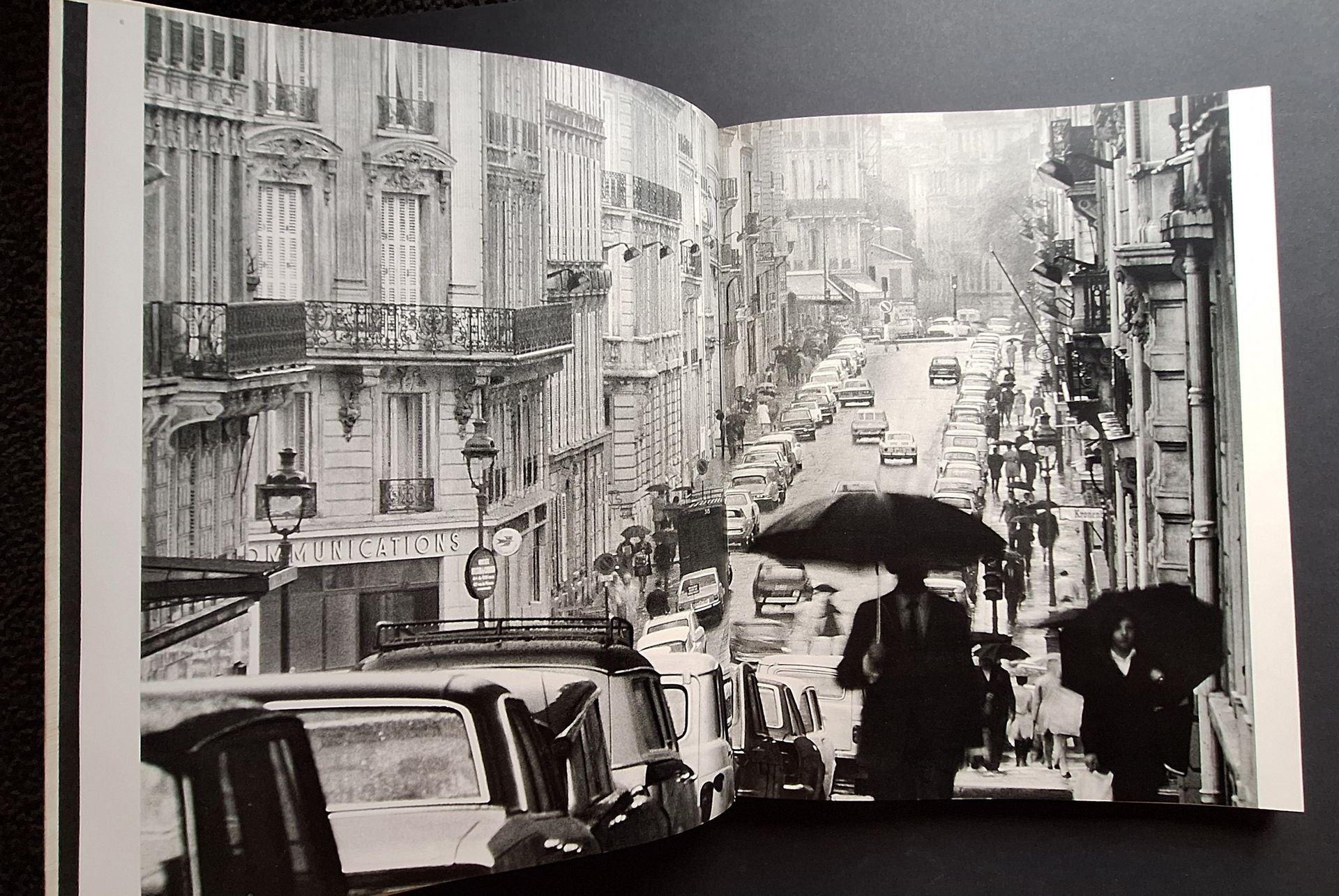 BLOCH-LAINÉ, JEAN-LOUIS
Rue Vue.
Groupe de l'Immobilière-Constructions de Paris, 1970.
In-4 (32 x 25,2 cm). Édition originale, limitée à 600 exemplaires. 140 pp. Texte de François Mathey. Post-face de André Wogenscky. Mise en pages de Antoine Kieffer et Karen Lombard. Photographies par Jean-Louis Bloch-Lainé, superbement reproduites en héliogravure. Un des rares exemplaires nominatifs sous reliure Hermès, en cuir (Etui gravée Hermès en lettres dorées). Cette édition a été imprimée pour Madame Jean Bernheim, son nom étant gravé sur l'emboîtage et imprimée en page de garde. Emboîtage avec légères traces de frottements.