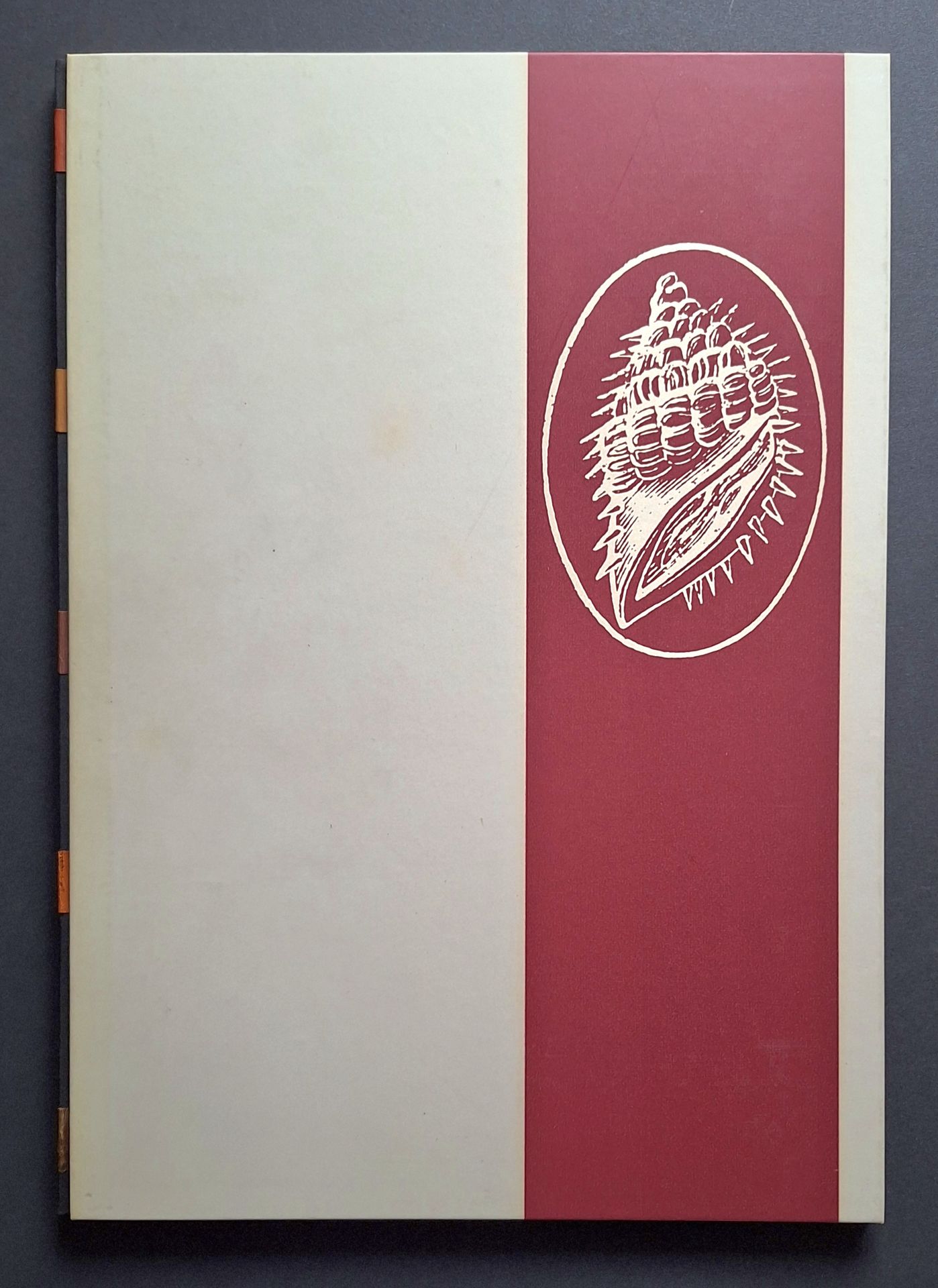 LIVRE D'ENTREPRISE
Ciba. 
Color and Ourselves, by Hermann Hiltbrunner.
Ciba Limited, Basel, 1956.
In-4 (29 x 21 cm). Édition originale, en langue anglaise, traduite de l'allemand par C.C. Palmer. 52 pp. Texte de Hermann Hiltbrunner. Une reproduction d'une huile sur toile par l'artiste bâlois Karl Moor, représentant l'usine Ciba le long du Rhin. 21 photographies à pleine page ou double page dépliantes (4 en noir et blanc et 17 en couleurs). Photographe non nommé, mais incroyable modernité de ce reportage sur l'usine Ciba. Cartonnage rigide, illustré d'un dessin de coquillage, sous étui de l'éditeur. Etat neuf.