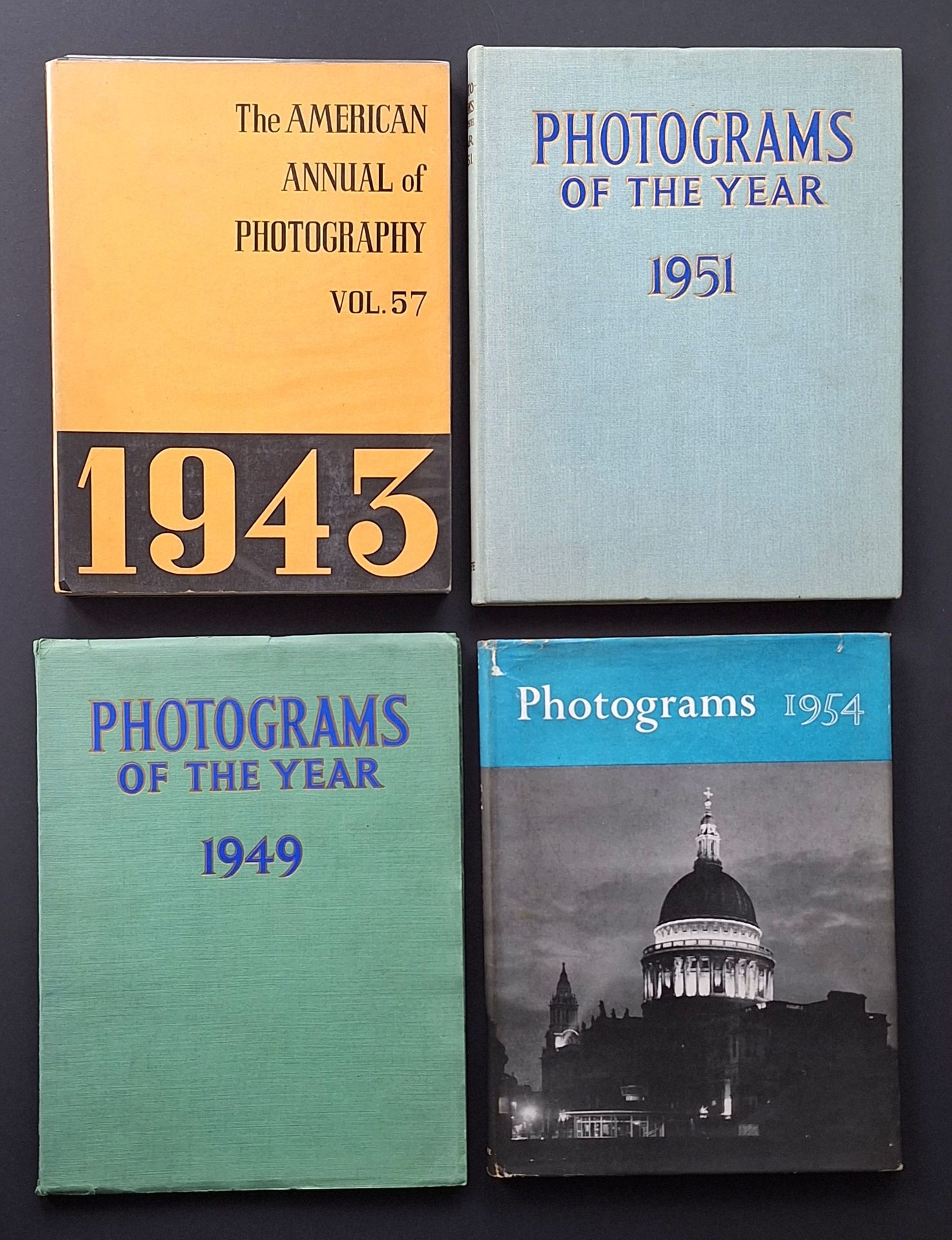 PHOTOGRAMS
4 "annuals" of photography.
*Photograms of the year 1949.
Amateur Photographer/Iliffe and Son, 1949.
In-4 (26 x 20 cm). First edition. 16 pp of text ("Photography in Great Britain" and "Pictorial Photography"), followed by 64 photographic plates by De Meyere, Ortiz-Echagüe, Fassbender, e.a. Green soft cover titled in blue.
*Photographs of the year 1951.
Amateur Photographer/Iliffe and Son, 1951.
In-4 (26 x 20 cm). First edition. 20 pp. of text, followed by 64 photographic plates by Walter Bird, Ortiz Echagüe, Kalman Szollosy, R. Winquist, e.a. Blue-green hardcover titled in blue.
*Photographs of the year 1954.
Amateur Photographer/Iliffe and Son, 1954.
In-4 (26 x 20 cm). First edition. 12 pp. of text, followed by 96 photographic plates by Cecil Beaton, Ortiz Echagüe, Alexander Keighley, Erno Vädas, e.o. Bound in illustrated dust jacket.
*The American Annual of Photography vol. 57 - 1943.
Chapman and Hall, 1942.
In-4 (24.5 x 18.5 cm). Original paperback edition. 240 pp. At the beginning of the book, an important text by L. Moholy-Nagy "Space-time and the photographer" illustrated with 10 photographs or photomontages by the author. In addition, numerous hors-texte photographic plates by numerous photographers. Yellow soft cover titled in black.
