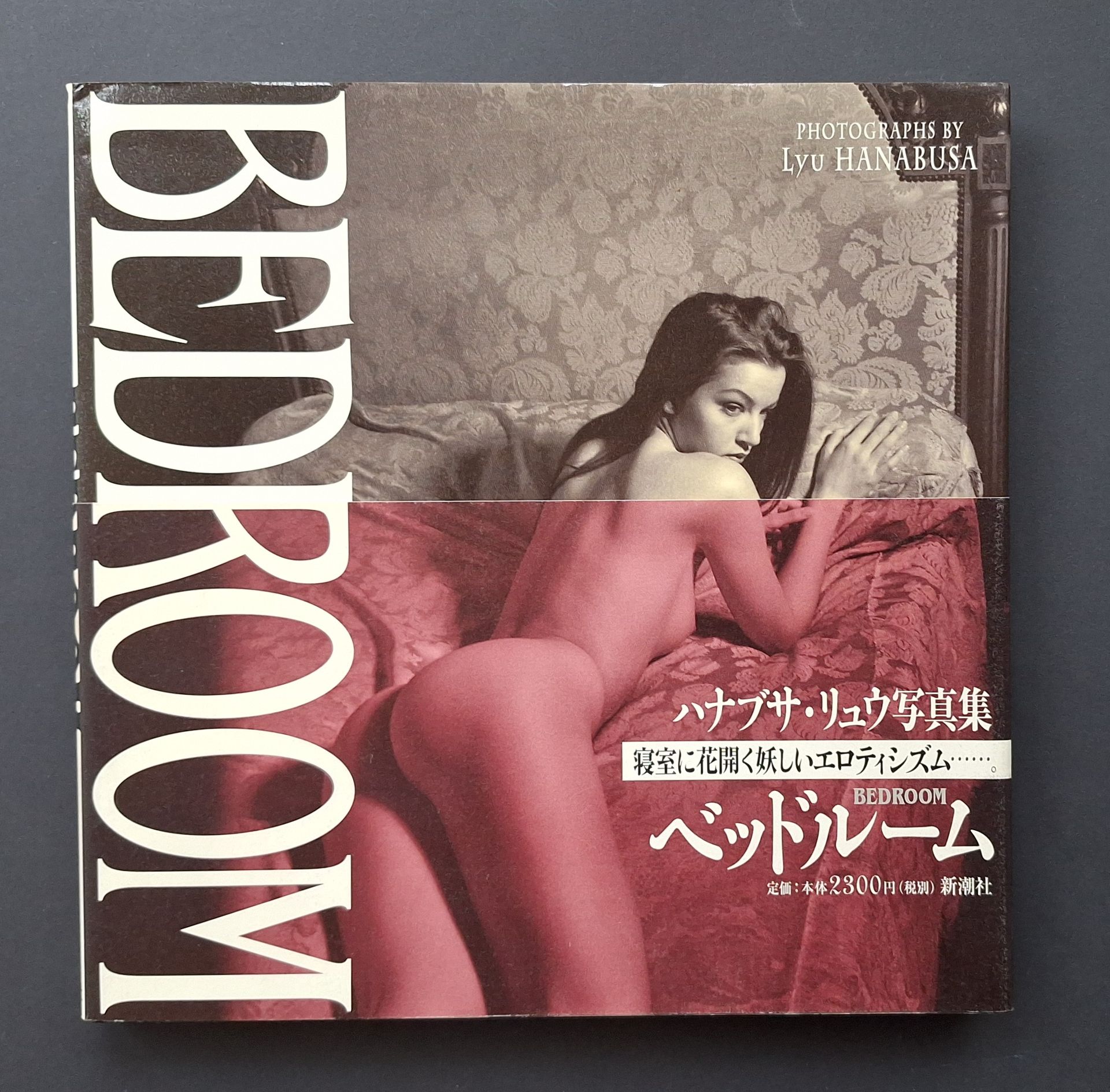 HANABUSA, LYU 
Bedroom.
Shinchosha, Tokyo, 1999.
In-4 (25 x 25 cm). Édition originale. 108 pp. Nombreuses photographies érotiques en noir et blanc et quelques-unes en couleurs. Cartonnage noir titre doré sous jaquette illustrée et bandeau (obi) conservé. Etat neuf.