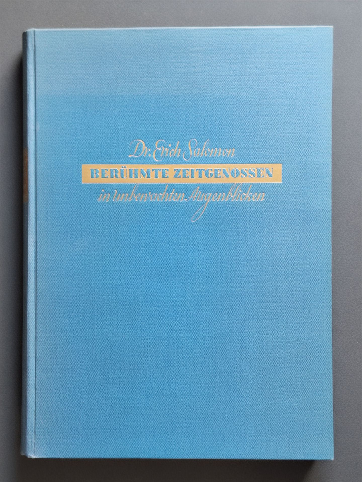 SALOMON, ERICH (1886-1944)
Berühmte Zeitgenossen in unbewachten Augenblicken.
J. Engelhorns Nachf, Stuttgart, 1931.
In-8 (25,5 x 18,5 cm). Édition originale. 46 pp. de texte. 104 photographies reproduites en noir et blanc. Cartonnage bleu d'éditeur, avec titre doré sur le 1er plat et le dos.
Réf. Auer, p. 166; Parr & Badger, I, p. 131; Hasselblad, pp. 104-105.