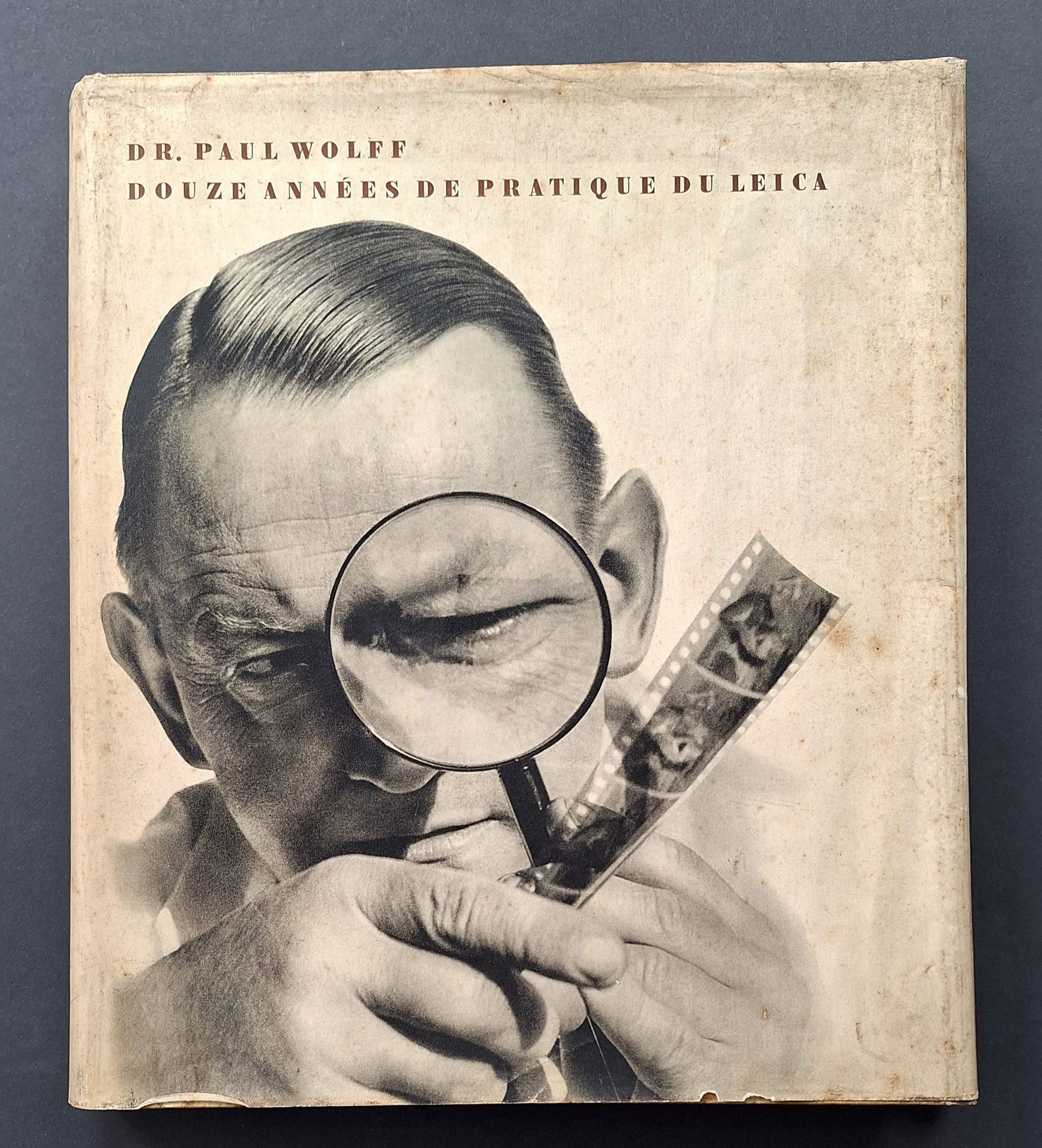 WOLFF, PAUL (1887-1951)
Douze années de pratique du Leica.
Éditions Tiranty, Paris, s. d. [1935].
In-4 (28 x 24 cm). Édition originale. 63 pp. de texte. 192 photographies reproduites en héliogravure. Cartonnage d'éditeur sous jaquette illustrée complète. Rousseurs sur la jaquette et les plats de couverture. Intérieur très bon.