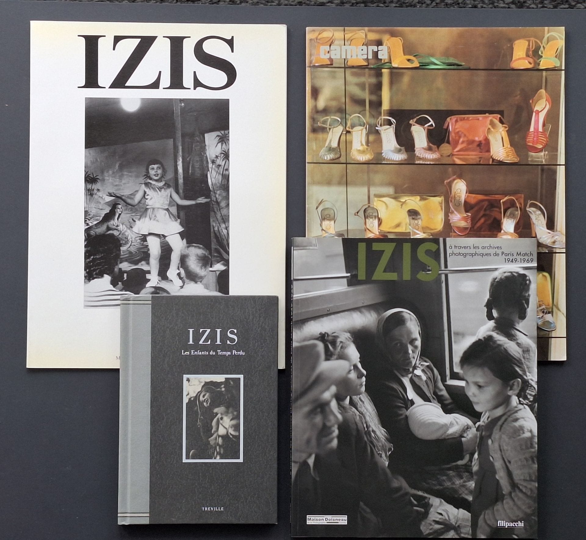 IZIS (Israëlis Bidermanas, dit) (1911-1980) 
4 ouvrages.
*Izis à travers les archives photographiques de Paris Match 1949-1969.
Filipacchi, 2007.
In-4 (25 x 20,5 cmp). Édition originale brochée. Catalogue de l'exposition présentée à la maison Robert Doisneau de Gentilly. Texte de Anne-Laure Wanaverbecq. 120 pp. Couverture souple illustrée.
*Izis. Les enfants du Temps Perdu.
Treville, Japon, 1989.
In-8 (19,5 x 13,5 cm). Édition originale. Textes en anglais et japonais. 86 pp. Cartonnage illustré.
*Izis. L'émotion partagée.
Musée de la Photographie, Charleroi, 1989.
In-4 (30 x 22 cm). Édition originale brochée. 24 pp. Texte de Georges Vercheral. Couverture souple illustrée.
*Camera. Januar 1979.
Magazine suisse Camera, avec un portfolio consacré à Izis.