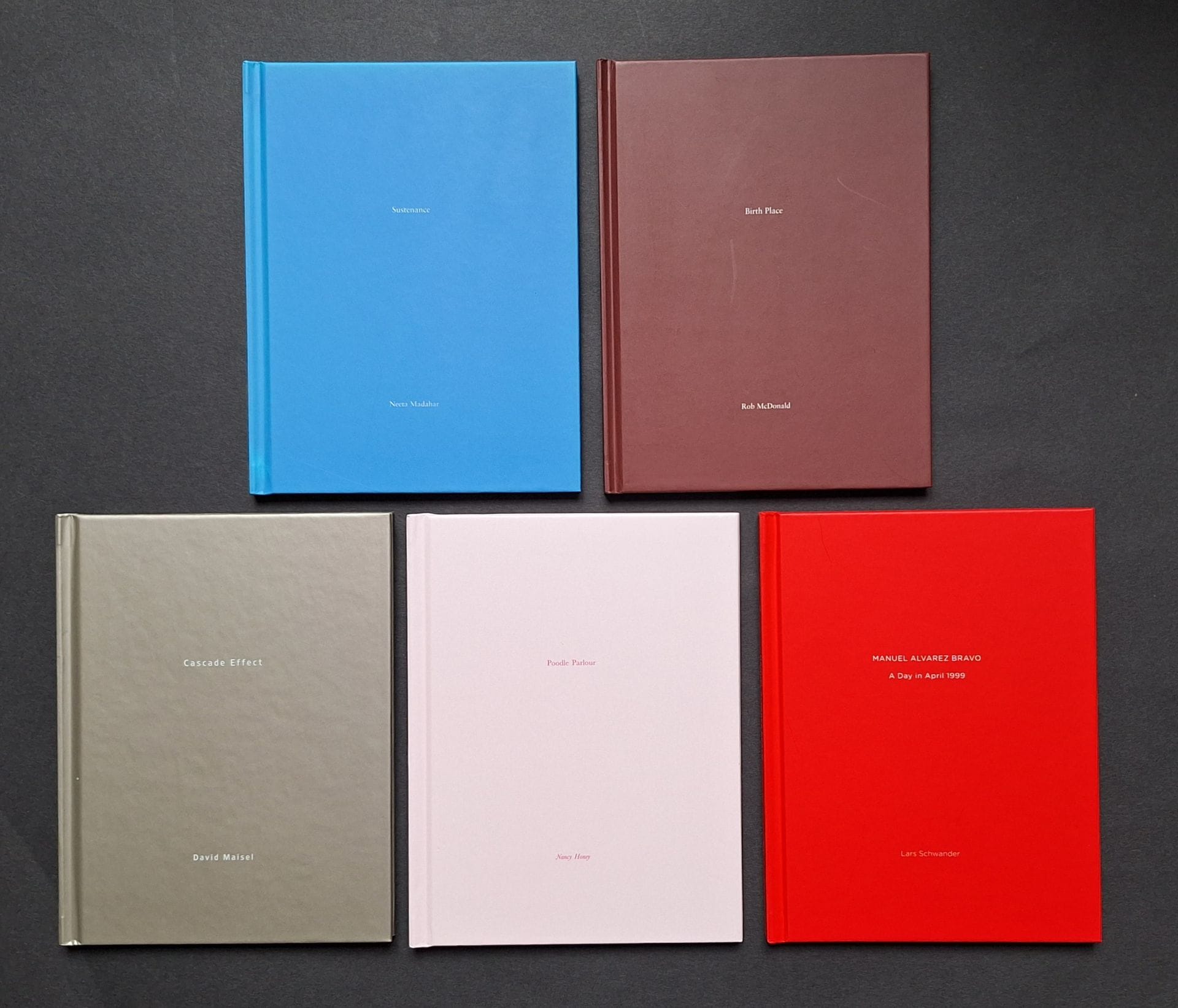 ONE PICTURE BOOK n°46, n°47, n°49, n°50 & n°51
Cinq ouvrages
Lars Schwander
*Manuel Alvarez Bravo. A Day in April 1999
Nazraeli Press, 2008

Nancy Honey
*Poodle Parlour
Nazraeli Press, 2008

David Maisel
*Cascade Effect
Nazraeli Press, 2008

Rob McDonald
*Birth Place
Nazraeli Press, 2008

Neeta Madahar
*Sustenance
Nazraeli Press, 2008

Tous
Tirage à 500 exemplaires numérotés. Reproductions photographiques et une photographie originale, signée au dos, contrecollée sur un bord. Cartonnage avec titre en blanc. Sous pochette plastique de l'éditeur.

*La vente de ce lot sera soumise à la TVA sur la totalité (prix marteau + les frais) au taux de 5,5%.