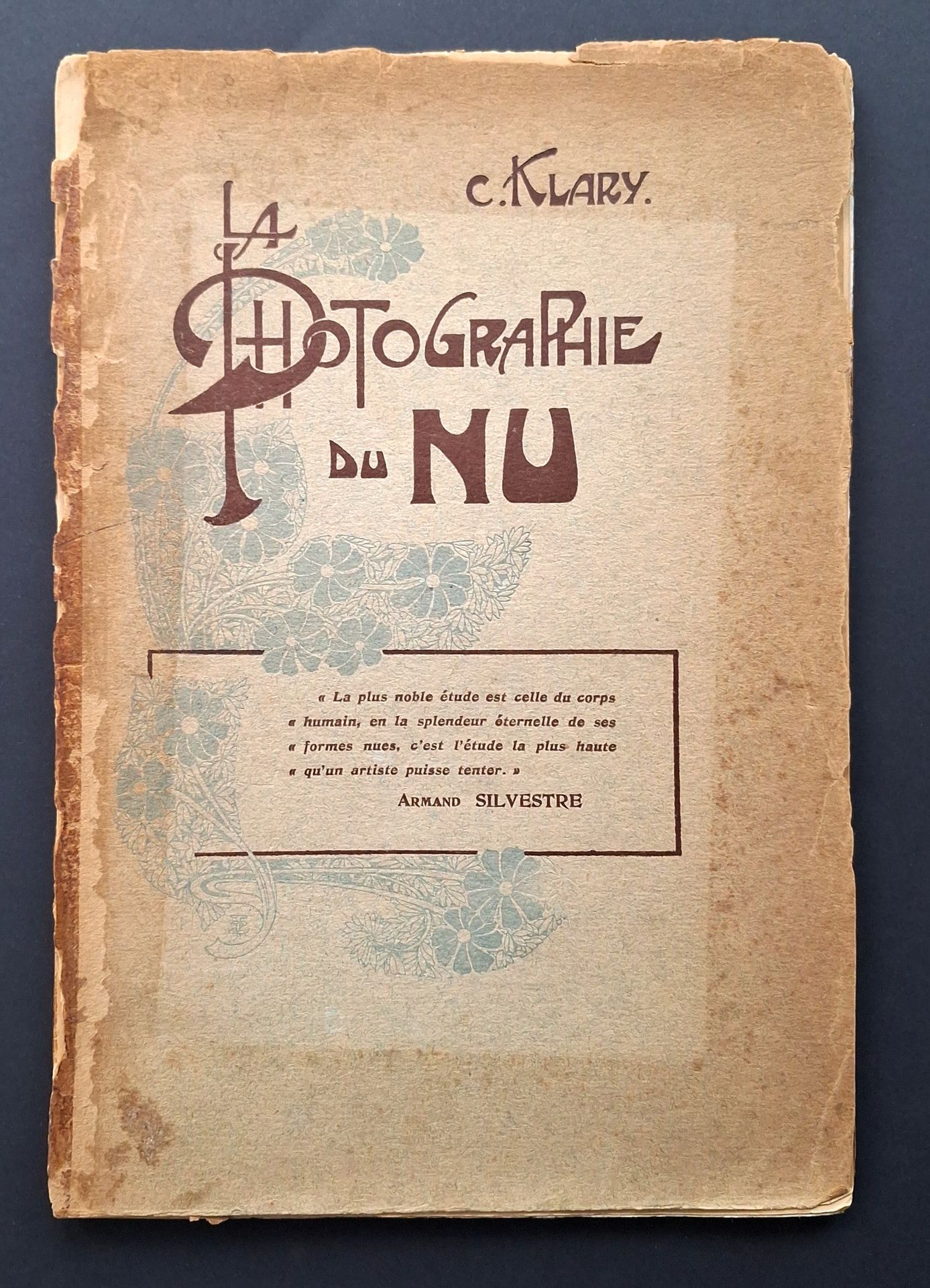KLARY, C.
La Photographie du Nu.
C. Klary Éditeur, Paris, 1906.
In-4 (28 x 19,5 cm). Édition originale brochée. Préface de Jane de la Vaudère. Avant-propos de C. Klary. 48 planches photographiques hors-texte. 24 pp de textes par Gleeson White, C. Klary, Gabriely et Gustav Fritsch. Couvertures et dos abîmés; la 1ère de couverture se détache; intérieur très bon.