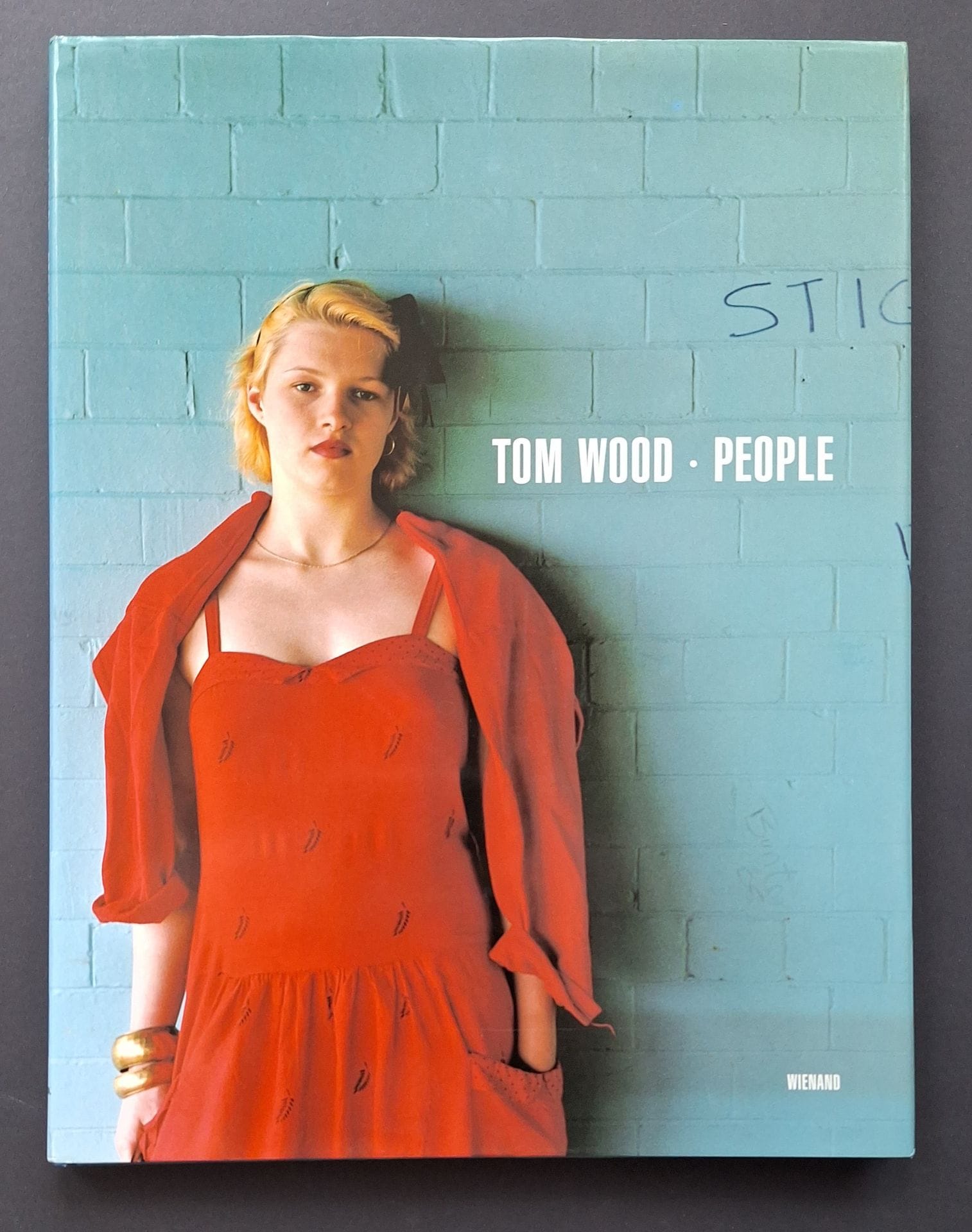 WOOD, TOM (1951)
People.
Wienand Verlag, 1999.
In-4 (32 x 25 cm). Édition originale allemande. Introduction par Lewis Biggs. 104 pp. Cartonnage bleu avec titre en blanc, sous jaquette illustrée.
