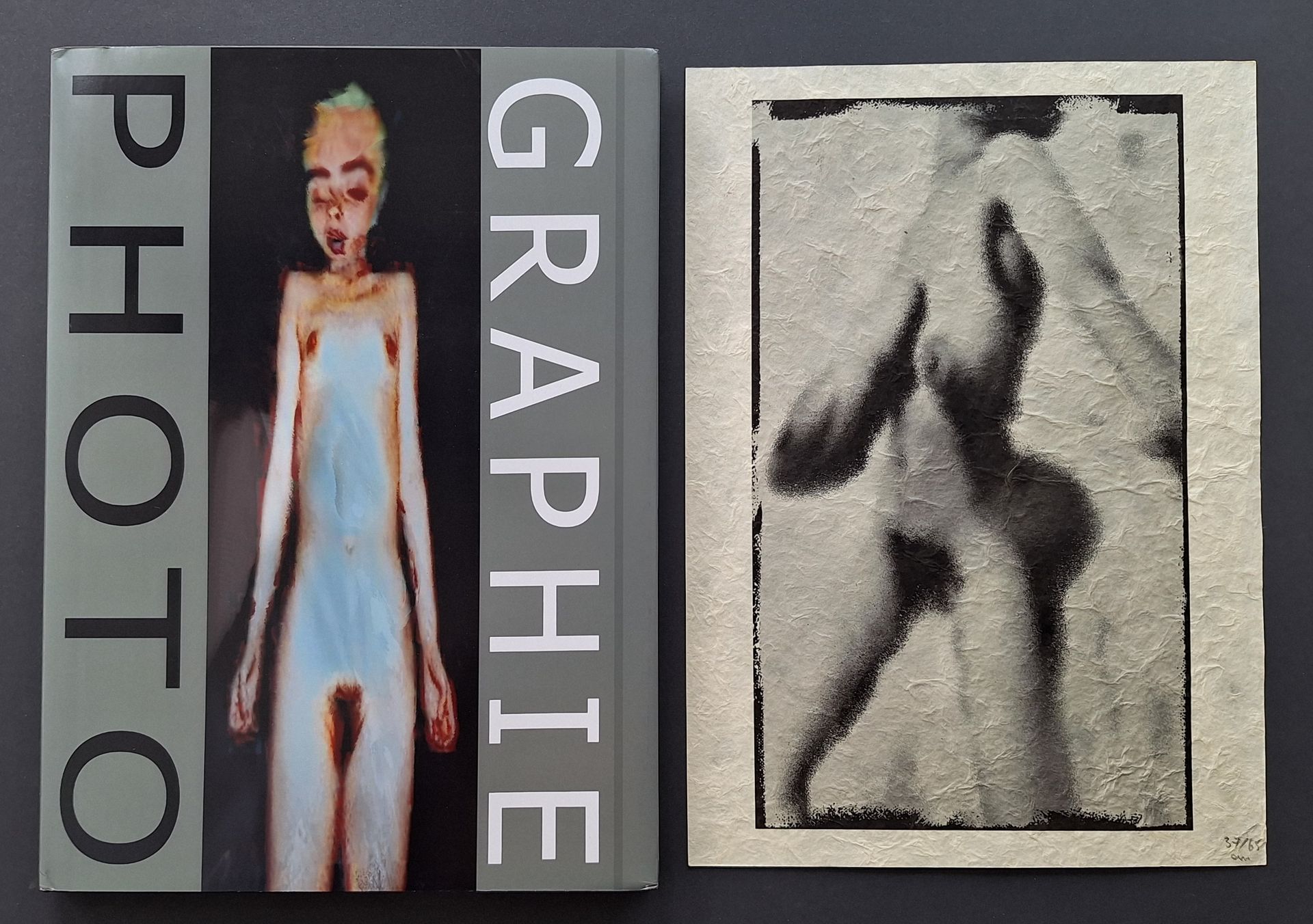 LANDRON, FRANCK (1957) [Signed]
Graphie Photo.
Franck Landron, 2005.
In-4 (30 x 22 cm). Édition originale, tirée à seulement 30 exemplaires numérotés et signés, accompagnés d'un tirage original 30 x 21cm, signé au dos par Franck Landron. Introduction de François Dupeyron. 100 pp. Cartonnage noir sous jaquette illustrée.