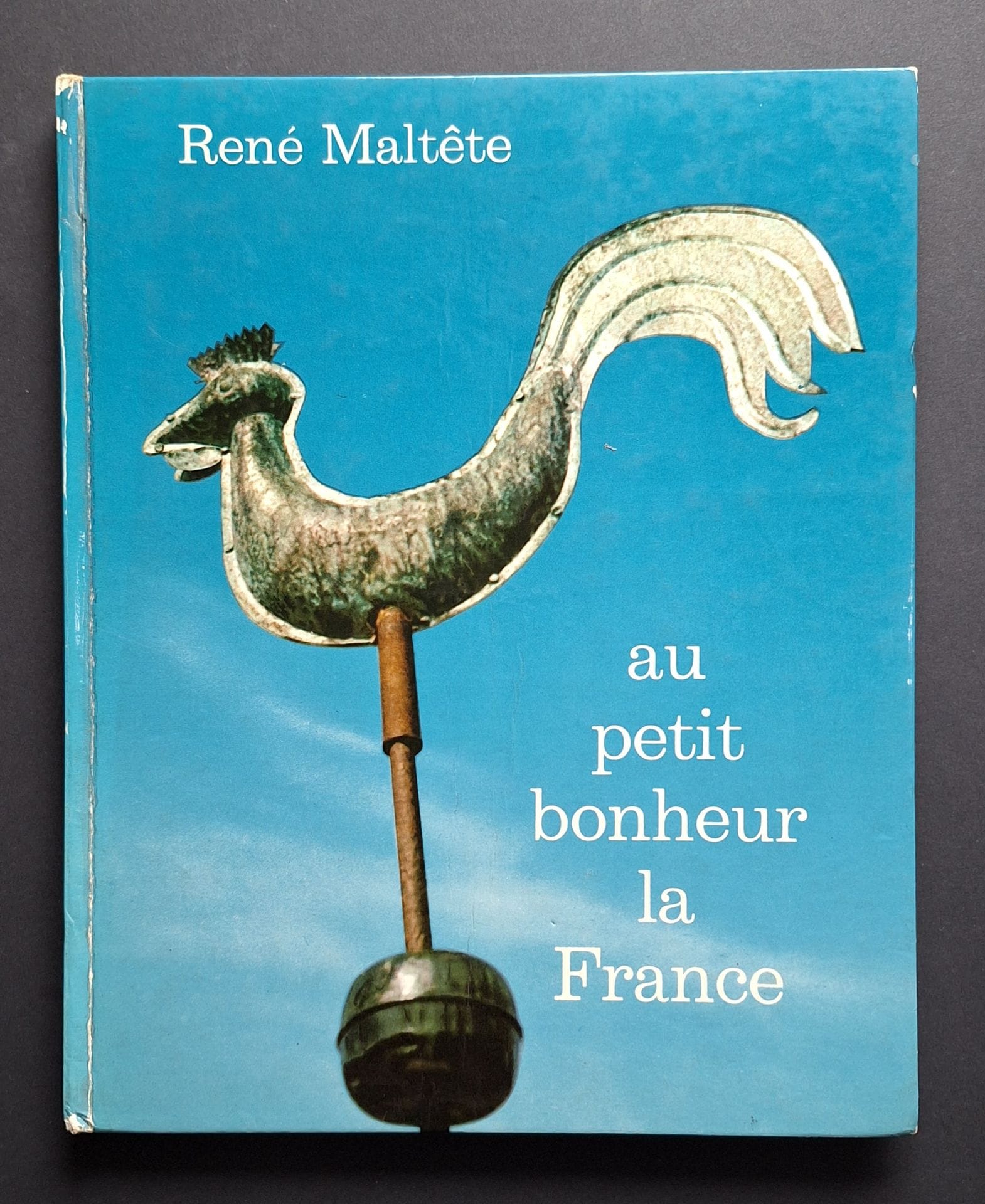 MALTÊTE, RENÉ (1930-2000) [Signed]
Au petit bonheur la France.
Hachette, 1965.
In-4 (27 x 21,5 cm). Édition originale, dédicacée, signée et agrémentée d'un dessin par René Maltête en 1965. 96 pp. Photographies et textes de René Maltête. Cartonnage illustré (faiblesse à la charnière).