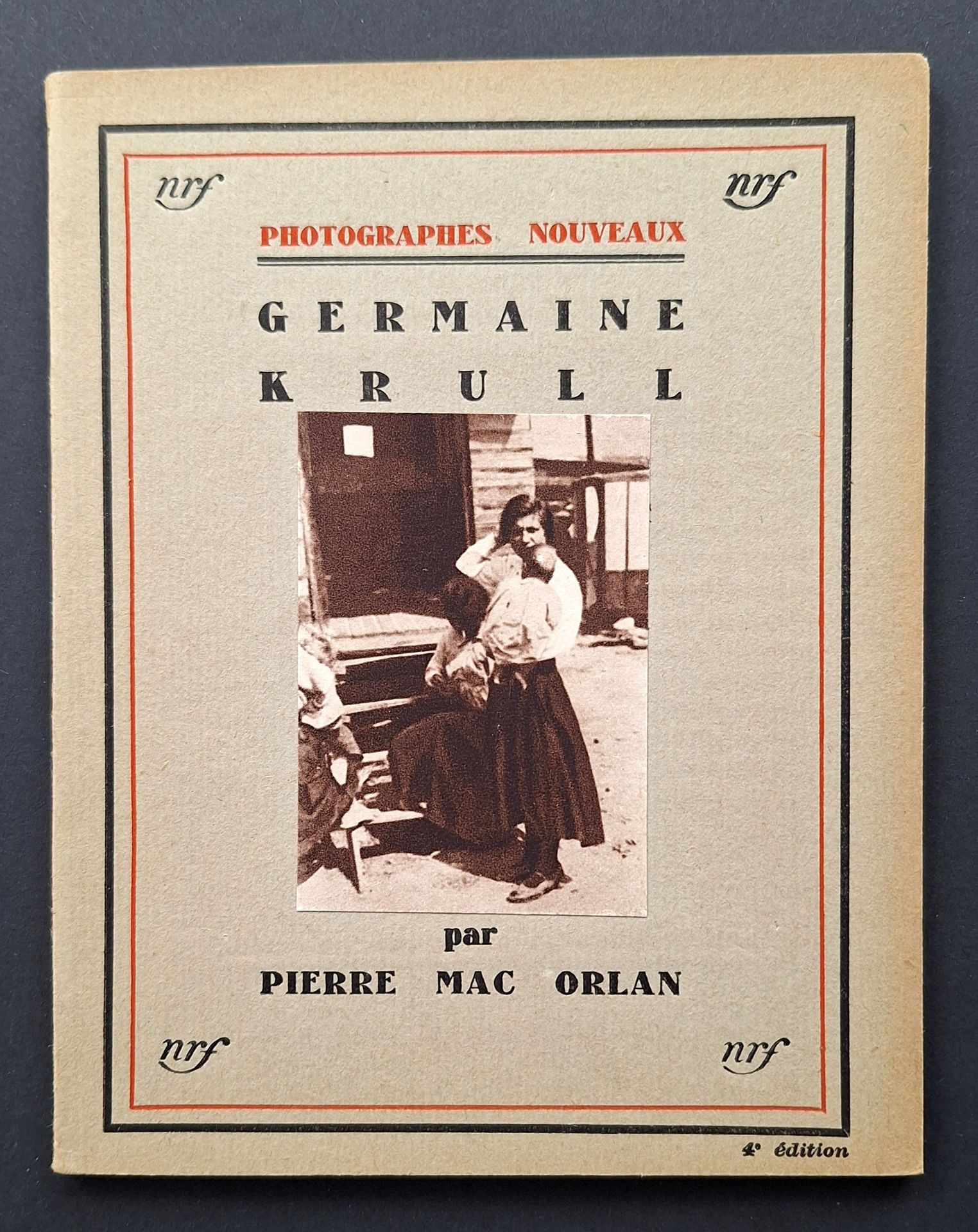 KRULL, GERMAINE (1897-1985)
Photographes Nouveaux.
Germaine Krull par Pierre Mac Orlan.
NRF, Librairie Gallimard, 1931.
In-16 (12 x 16 cm). Mention fictive de quatrième édition. Portrait de Germaine Krull en frontispice, gravé sur bois par Georges Aubert. 64 pages. 16 pages de texte, 33 reproductions photos, 5 dans le texte et 28 hors texte et à pleine page.  Couverture souple avec étiquette photographique contrecollée. Exemplaire en parfait état.