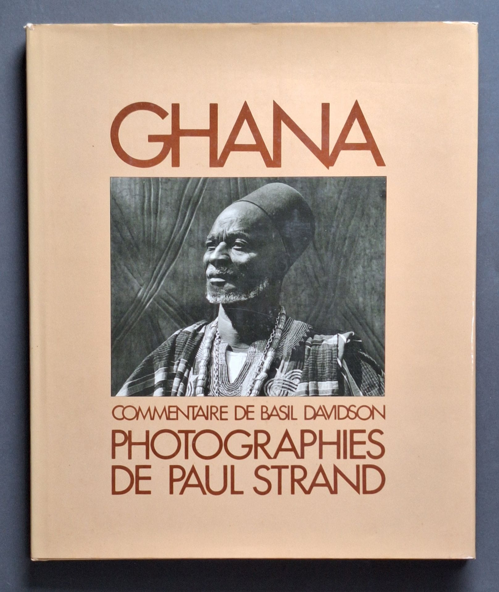 STRAND, PAUL (1890-1976)
Ghana.
Éditions du Chêne, Paris, 1976.
In-4 (31 x 26 cm). Édition originale française. Commentaire de Basil Davidson. Photographies de Paul Strand. 128 pp. Reliure en tissu avec titre doré embossé, sous jaquette illustrée.
