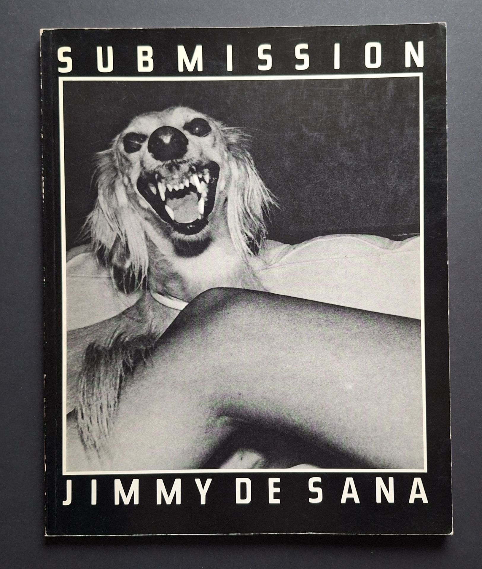 DE SANA, JIMMY (1949-1990)
Submission.
Photographs 1977-1978.
Fey Verlag, Stuttgart, 1980.
In-4 (27 x 21,5 cm). Édition originale brochée. Introduction de William Burroughs en anglais et en allemand. 64 pp. Couverture souple illustrée.