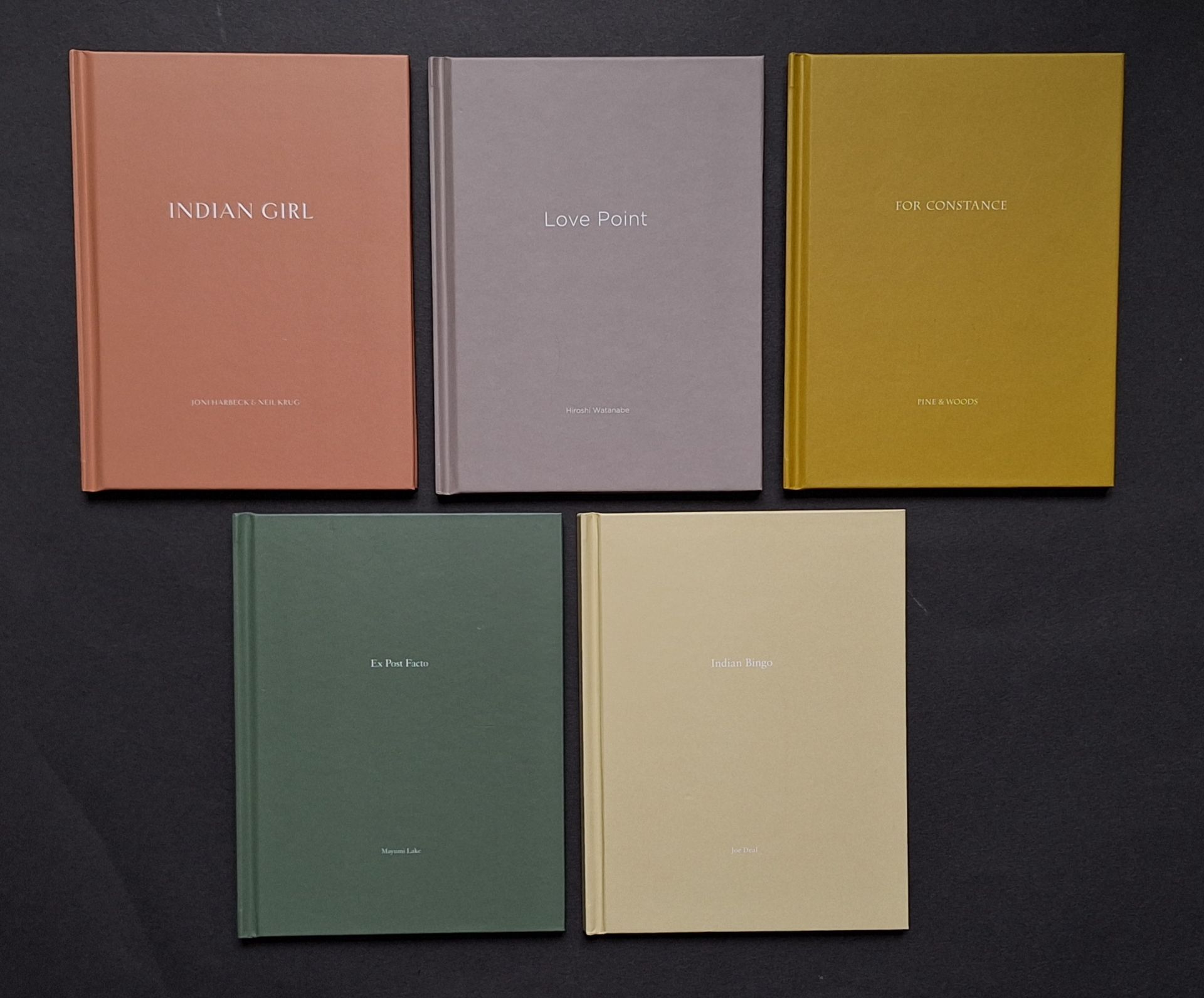 ONE PICTURE BOOK n°53, n°55, n°65, n°66 & n°70
Cinq ouvrages, dont les n°65 et 70 en AP (Artist Proof)

Joe Deal
*Indian Bingo.
Nazraeli Press, 2008

Mayumi Lake
*Ex Post Facto
Nazraeli Press, 2009

Pine & Woods
*For Constance
Nazraeli Press, 2010

Hiroshi Watanabe
Love Point
Nazraeli Press, 2010

Joni Harbeck & Neil Krug
*Indian Girl
Nazraeli Press, 2011

Tous
Tirage à 500 exemplaires numérotés. Reproductions photographiques et une photographie originale, signée au dos, contrecollée sur un bord. Cartonnage avec titre en blanc. Sous pochette plastique de l'éditeur.

*La vente de ce lot sera soumise à la TVA sur la totalité (prix marteau + les frais) au taux de 5,5%.