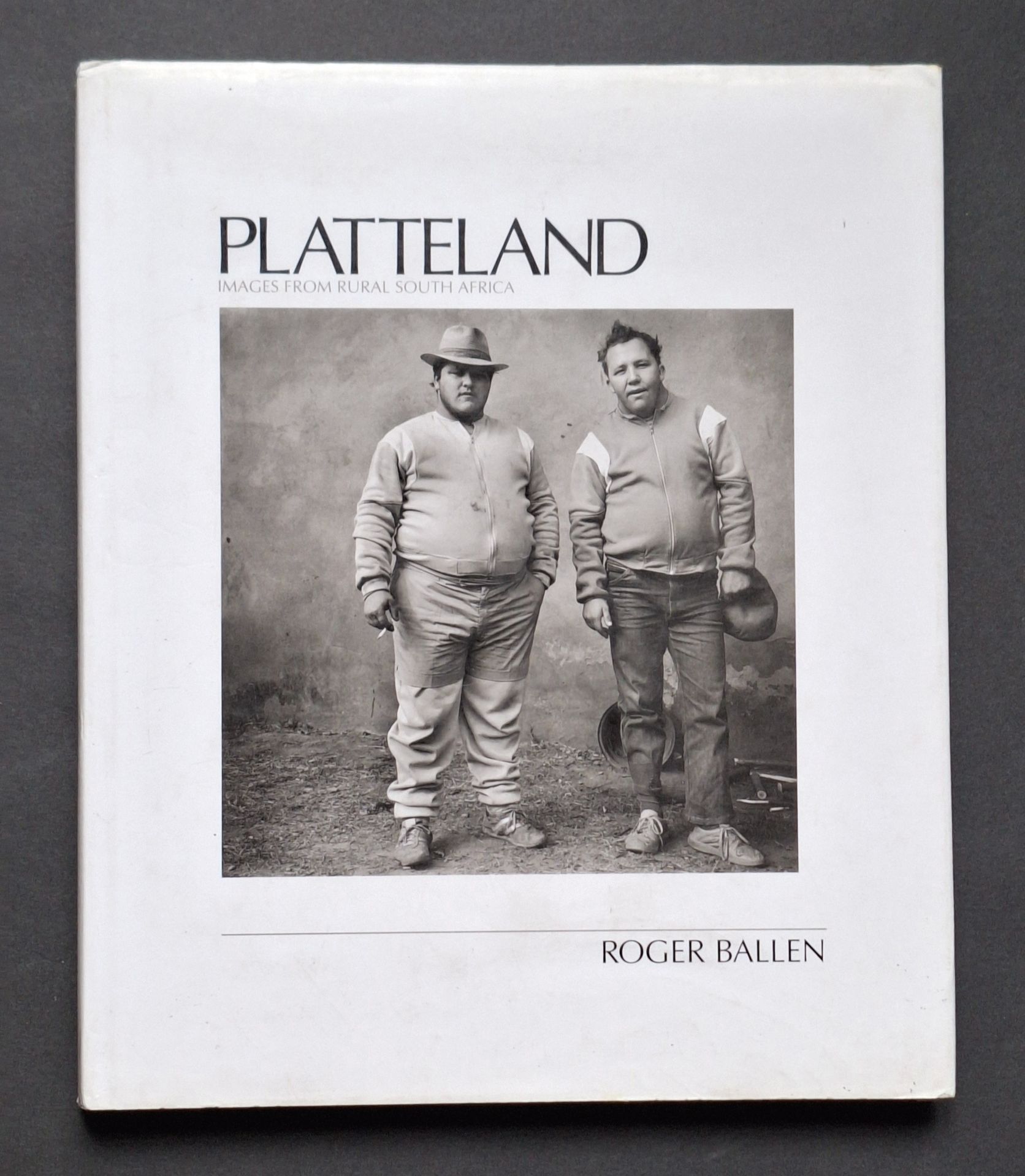 BALLEN, ROGER (1950)
Platteland. Images from rural South Africa.
ST Martin's Press, New York, 1994.
In-4 (29 x 24,5 cm). Édition originale. Cartonnage blanc titré sous jaquette illustrée.

*La vente de ce lot sera soumise à la TVA sur la totalité (prix marteau + les frais) au taux de 5,5%.