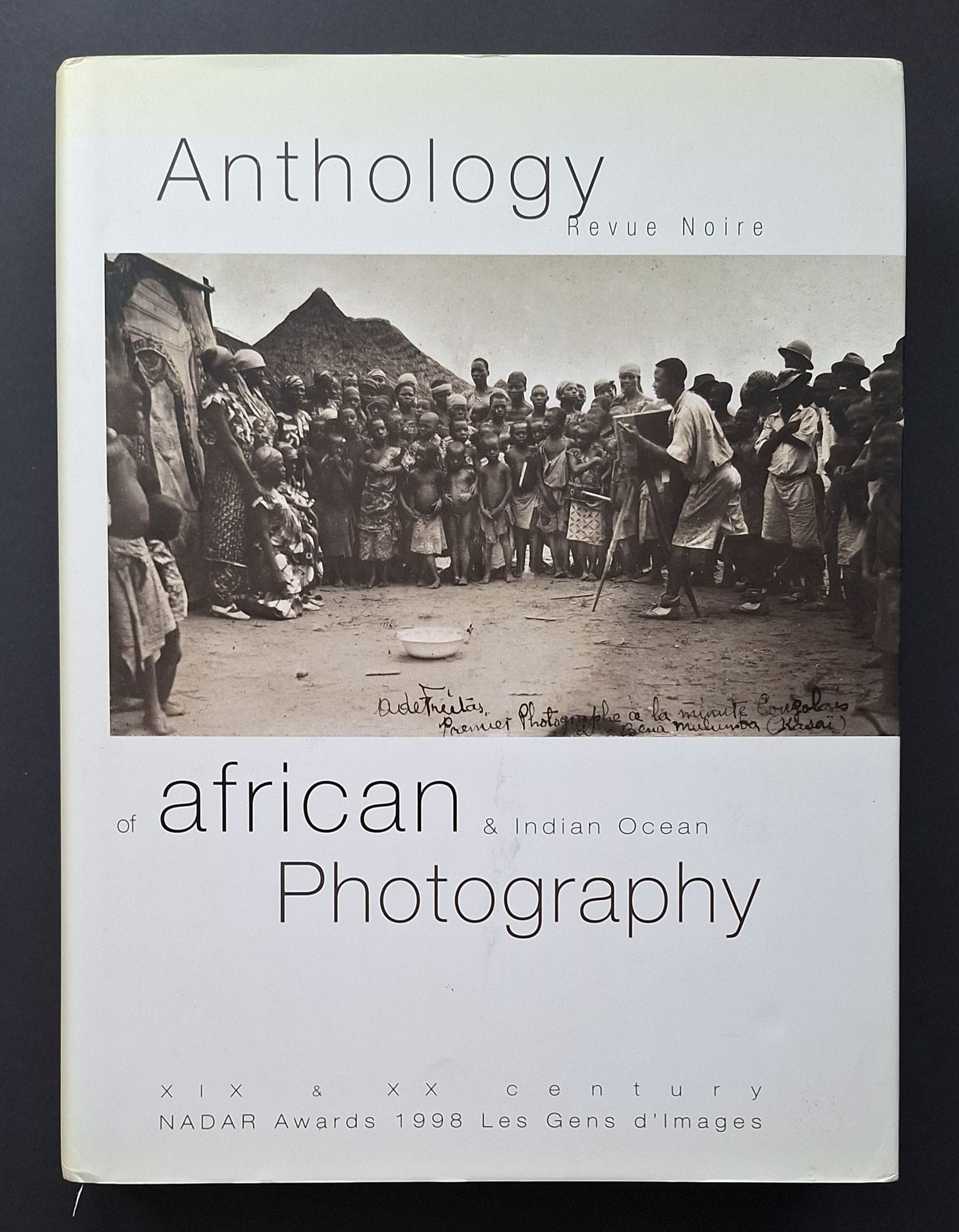 AFRIQUE
Anthology of African and Indian Ocean Photography.
Revue Noire, Paris, 1999.
In-4 (31 x 23 cm). Édition originale en anglais. 432 pp. 500 photographies. Un projet éditorial de Pascal Martin Saint Léon et Jean Loup Pivin. Le premier livre d'importance sur les photographes africains des XIXème et XXème siècle. Cartonnage noir avec titre embossé, sous jaquette illustrée. Ce livre a obtenu le "Prix Nadar 1998".