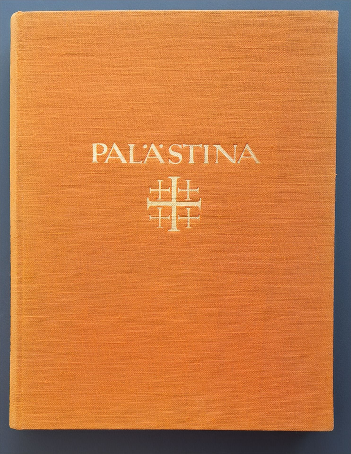 LEHNERT, RUDOLF FRANZ (1878-1948)
LANDROCK, ERNEST HEINRICH (1878-1966) 
GRÖBER, KARL
Palästina, Arabien und Syrien. 
Baukunst. Landschaft. Volksleben. 
Verlag Von Ernst Wasmuth, Berlin, 1925. 
In-4 (31 x 25 cm). Édition originale. 16 pp. de texte et 304 planches reproduites en héliogravure, légendées en 5 langues dans la marge sous l'image. Toutes les photographies reproduites dans l'ouvrage sont de Lehnert & Landrock et Karl Gröber. Reliure en tissu orange, avec titre en lettres dorées sur le 1er plat et au dos.