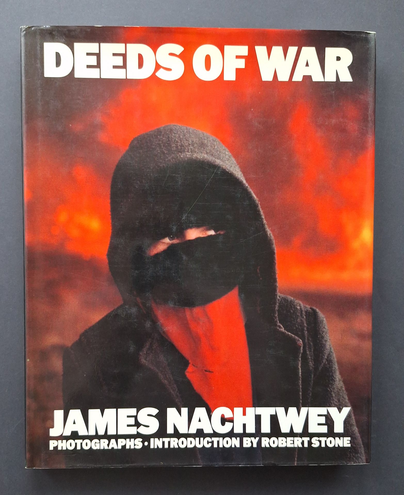 NACHTWEY, JAMES (1948)
Deeds of War.
Thames and Hudson, New York, 1989.
In-4 (31 x 25 cm). First edition. Introduction by Robert Stone. 166 pp. Black boards in illustrated dust jacket.