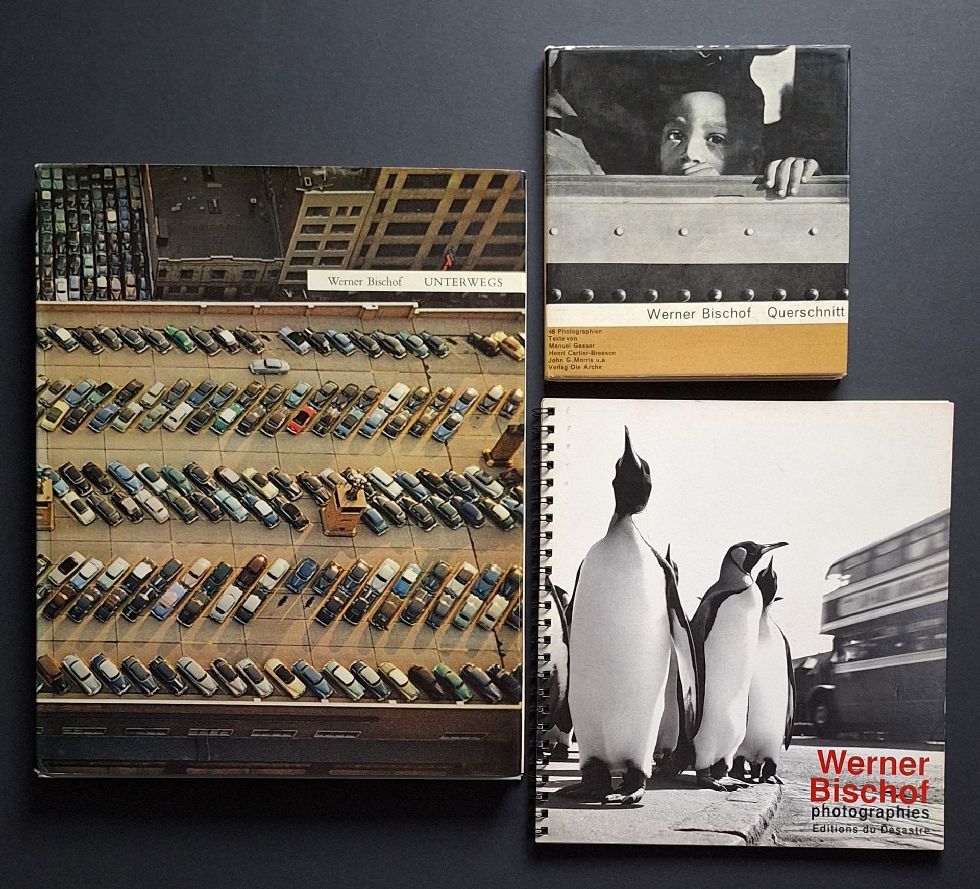 BISCHOF, WERNER (1916-1954)
3 ouvrages.
*Unterwegs.
Manesse Verlag, Zürich, 1957.
In-4 (28 x 23 cm). Édition originale. Texte de Manuel Gasser. 76 photographies reproduites en noir et blanc (héliogravure) ou en couleurs. Cartonnage gris d'éditeur sous jaquette illustrée. Une dédicace anonyme en page de garde.
*Werner Bischof photographies.
Éditions du Désastre, 1990.
In-4 (22 x 20 cm). Édition originale, reliée par une spirale. Texte de Jean Perret. 20 photographies superbement imprimées sur carton fort deux par deux, légendées au dos, pour permettre de les détacher et de les utiliser comme carte postale. Biographie sur la 3ème de couverture. 
*Querschnitt. 48 Photographien.
Verlag die Arche, 1961.
In-8 (15,5 x 14,5 cm). Édition originale. Textes, en allemand ou français par Manuel Gasser, Henri Cartier-Bresson, John G. Morris, e.a. Reliure en tissu blanc de l'éditeur sous jaquette illustrée. Quelques planches photographiques se détachent de la reliure, mais l'ensemble est bien complet des 48 photographies et le livre est par ailleurs en très bel état.