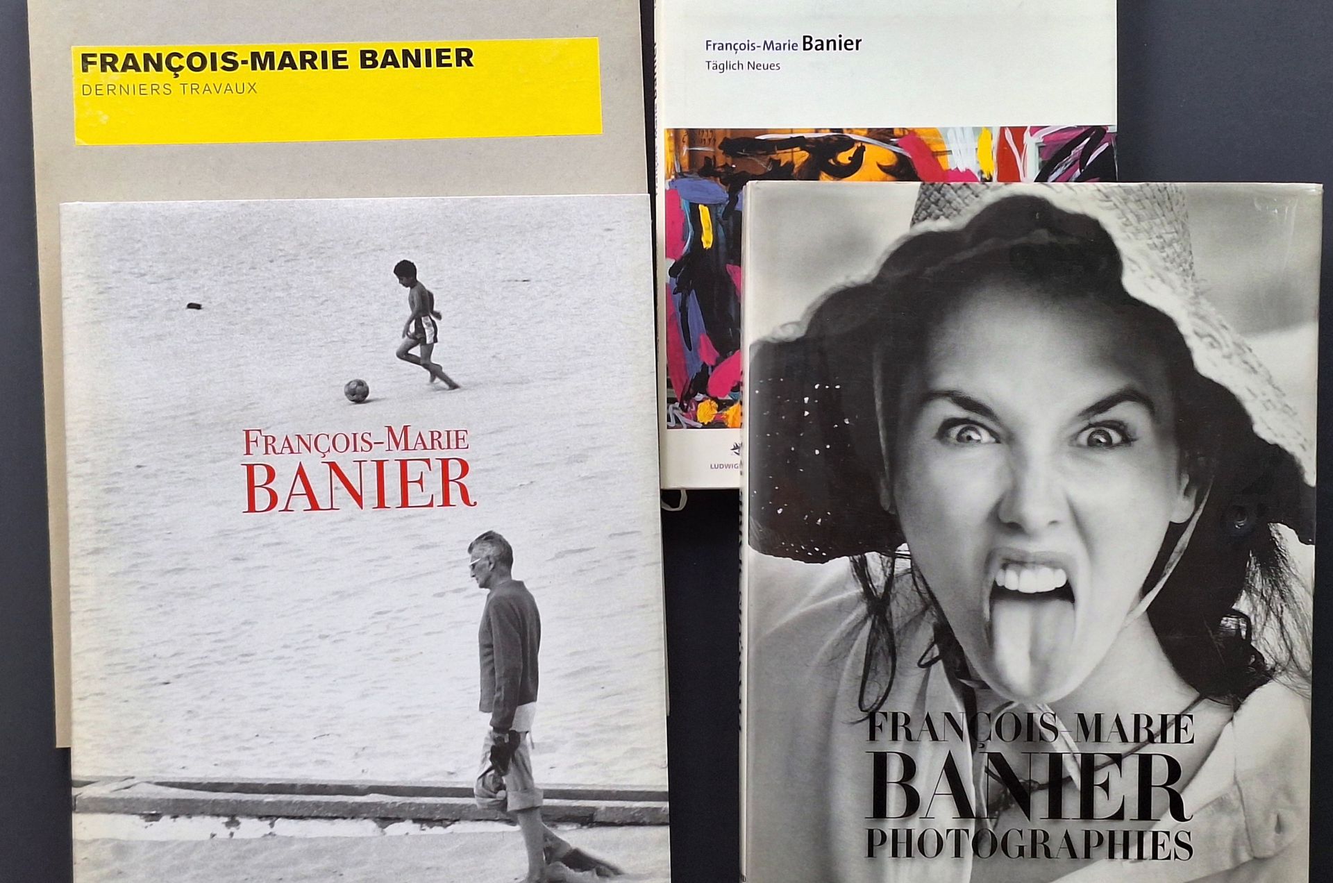 BANIER, FRANCOIS-MARIE (1947)
4 ouvrages.
*Photographies.
Éditions Gallimard/Denöel, Paris, 1991.
In-4 (34 x 26 cm). Édition originale. Reliure d'éditeur illustré sous jaquette illustrée et rhodoïd titré en noir.
*François-Marie Banier.
Maison Européenne de la Photographie/Gallimard, 2003.
In-4 (33 x 26 cm). Édition originale. 344 pp. Texte de Martin d'Orgeval. Couverture rigide illustrée sous jaquette illustrée rempliée. Avec deux cartons d'invitation.
*Derniers Travaux.
Galerie Ghislaine Hussenot, Paris, 1999.
In-4 (36 x 27 cm). Édition originale. Texte de Martin Hentschel. Cartonnage gris avec étiquette de titre.
*Täglich Neues.
Ludwigmuseum, 2000.
In-4 (28 x 21 cm). Édition originale. 156 pp. Textes en allemand de Ernesto Sabato, Beate Reifenscheid, Klaus Honnef, Patrick Roegiers. Très nombreuses photographies superbement reproduites en noir et blanc. Cartonnage blanc sous jaquette illustrée rempliée. Un carton d'invitation joint.