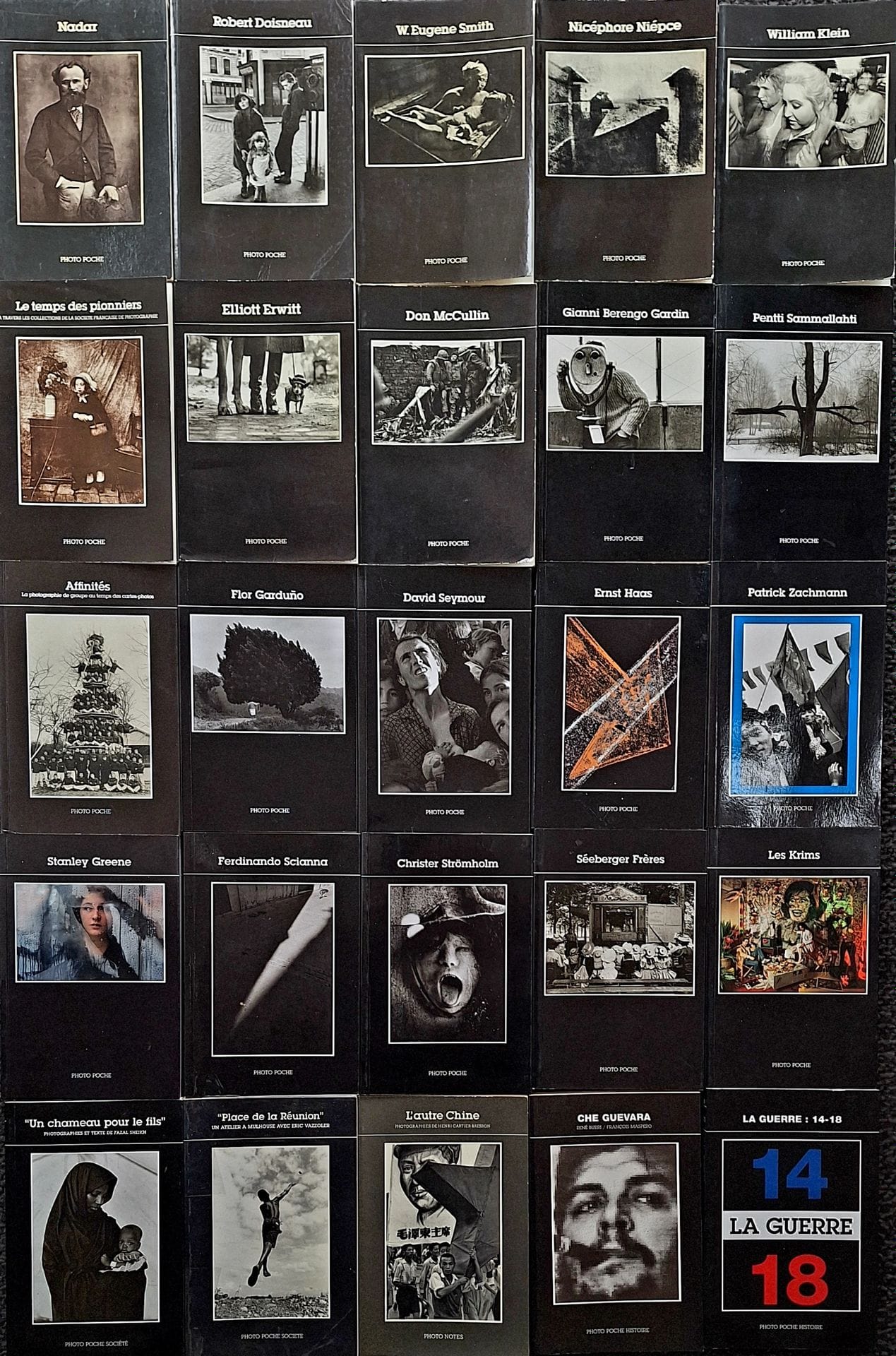 PHOTO POCHE
25 volumes.
Collection de 20 numéros de Photo Poche, 1 numéro de Photos Notes, 2 numéros de Photo Poche Histoire et 2 Photo Poche Société, la plupart en édition originale. 1982-2019.
Défauts de pelliculage sur quelques exemplaires.
In-12 (19 x 13 cm). 64 photographies par volume. Tous brochés et en bel état dans l'ensemble.
Dans l'ordre des numéros:
Photo Poche.
1: Nadar - 5: Robert Doisneau - 7: W.Eugene Smith - 8: Nicéphore Nièpce - 20: William Klein - 30: Le Temps des Pionniers - 35: Elliott Erwitt - 53: Don McCullin - 102: Gianni Berengo Gardin - 103: Pentti Sammalahti - 104: Les Krims - 105: Séeberger Frères - 106: Christer Strömholm - 115: Ferdinando Scianna - 118: Stanley Greene - 121: Patrick Zachmann - 127: Ernst Haas - 138: David Seymour - 155: Flor Garduno - 159: Affinités -
Photo Poche Histoire
La Guerre 14-18 - Che Guevara
Photo Notes
L'autre Chine, photographies d'Henri Cartier-Bresson
Photo Poche Société
7: Place de la Réunion - 13: Un chameau pour le fils, photos de Fazal Sheikh.
