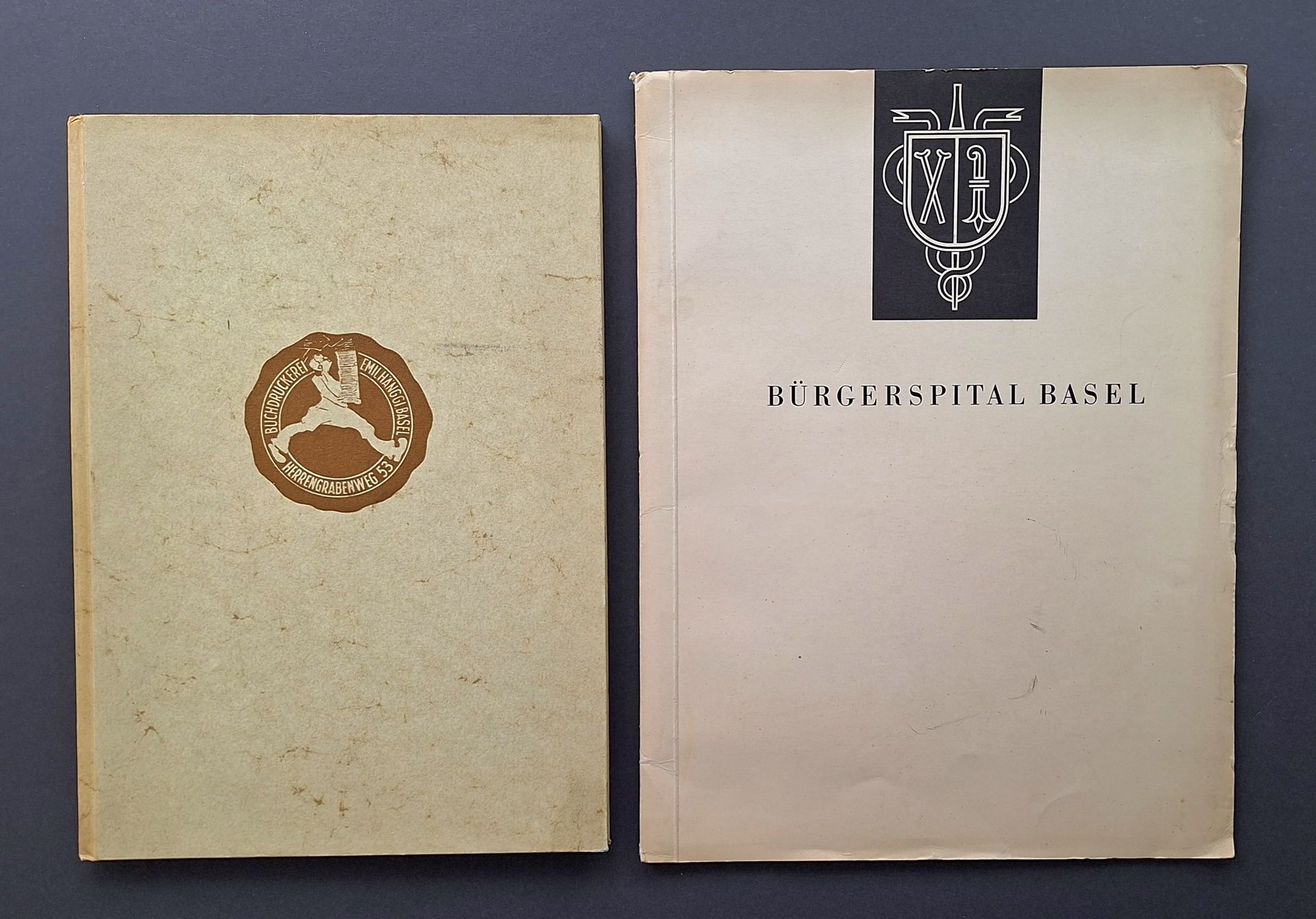 LIVRES D'ENTREPRISE
Deux livres d'entreprise suisses.
*40 Jahre Buchdruckerei Emil Hänggi 1915-1955.
Basel, 1955.
In-4 (30 x 21 cm). Édition originale. 56 pp. Avec un intéressant chapître sur le port de Bâle 'Basler Rheinhafen", montrant le processus d'impression en 4 couleurs (7 planches reproduisant les différents états d'impression). Cartonnage d'éditeur avec logo de l'entreprise sur le 1er plat.
*Bürgerspital Basel.
Numa Rick SVB/ VSG, Basel, 1945.
In-4 (33 x 24,5 cm). Édition originale. 28 pp. Reportage photographique par Peter Heman narrant dans un cahier central et en plusieurs étapes photographiques la construction de l'hôpital de Bâle. Avec une dédicace en allemand sur la page de garde. Couverture souple titrée.