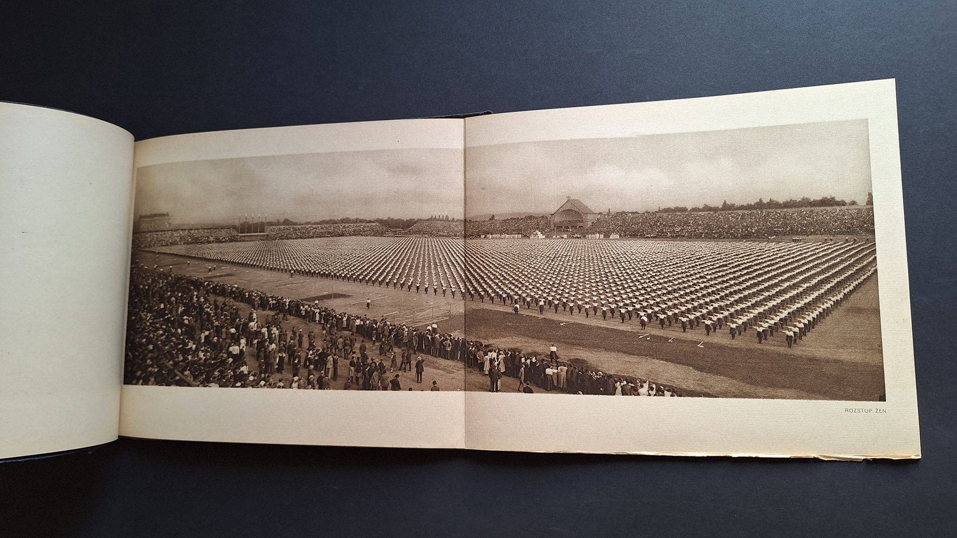 SPARTAKIADE
VII. Slet Vsesokolsky v Praze 1920.
(7th School Festival in Prague 1920).
Neotypie Ceske Graficke Unie A. S. v Praze, 1920.
In-4 oblong (19 x 25 cm). First edition. Introduction, in Czech, by Karel Vanicek, followed by 34 plates superbly reproduced in heliogravure (including two fold-out panoramas). Very fine layout, highlighting the aesthetics of mass school and sports gatherings in Prague in 1920. Titled blue soft cover.