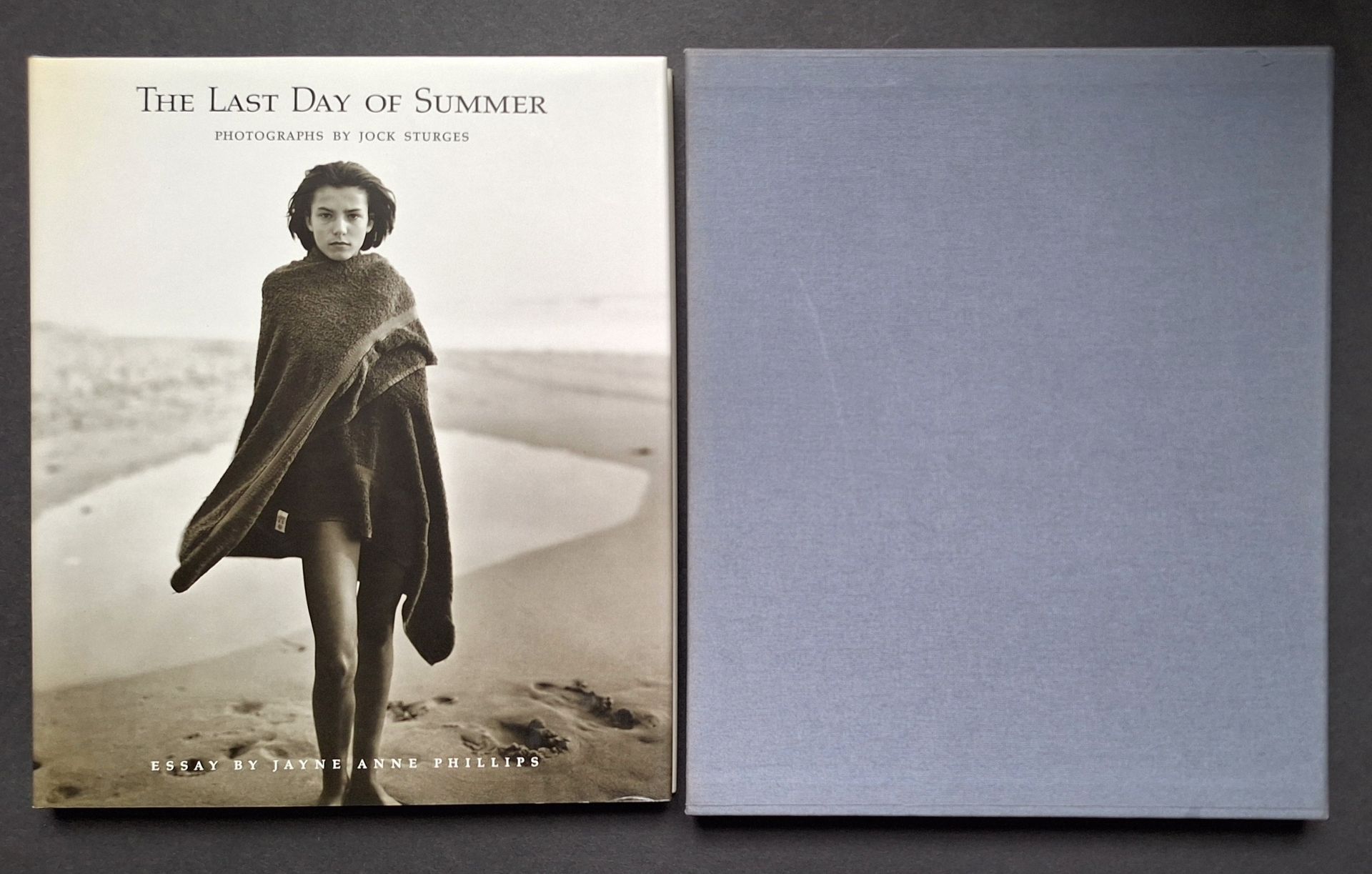 STURGES, JOCK (1947) [Signed]
The Last Day of Summer.
Aperture, New York, 1991.
In-4 (29,5 x 25,5 cm). Édition originale reliée, signée par Jock Sturges. Exemplaire du tirage de tête, limité à 50 exemplaires numérotés et signés. Exemplaire n° 10, sans le tirage original qui devrait accompagner  le livre. Texte de Jaine Anne Philipps. 96 pp. 58 photographies reproduites en noir et blanc. Reliure d'éditeur toilée grise avec titre au dos, jaquette illustrée et emboîtage de l'édition de tête. 
Ref. Bertolotti, p. 269.