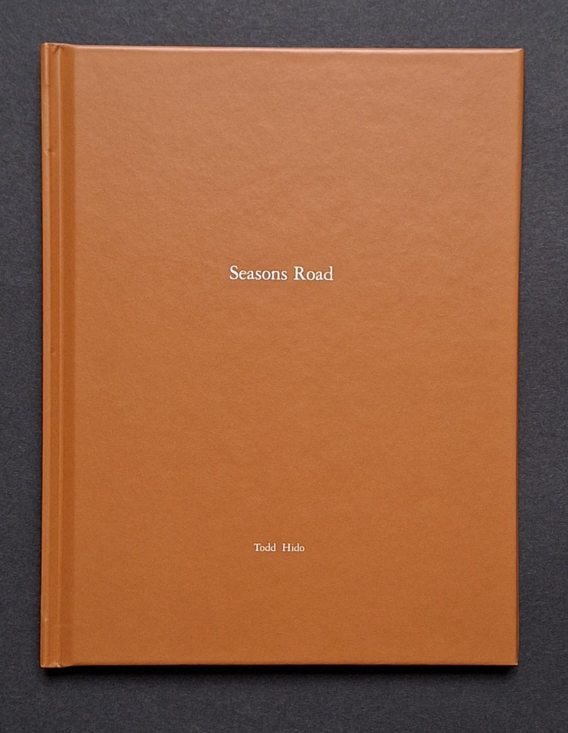 ONE PICTURE BOOK n°93
Un ouvrage
Todd Hido
*Seasons Road
Nazraeli Press, 2016
Tirage à 500 exemplaires numérotés. 7 reproductions photographiques et une photographie originale, signée au dos, contrecollée sur un bord. Cartonnage brun avec titre en blanc. Sous pochette plastique de l'éditeur.

*La vente de ce lot sera soumise à la TVA sur la totalité (prix marteau + les frais) au taux de 5,5%.